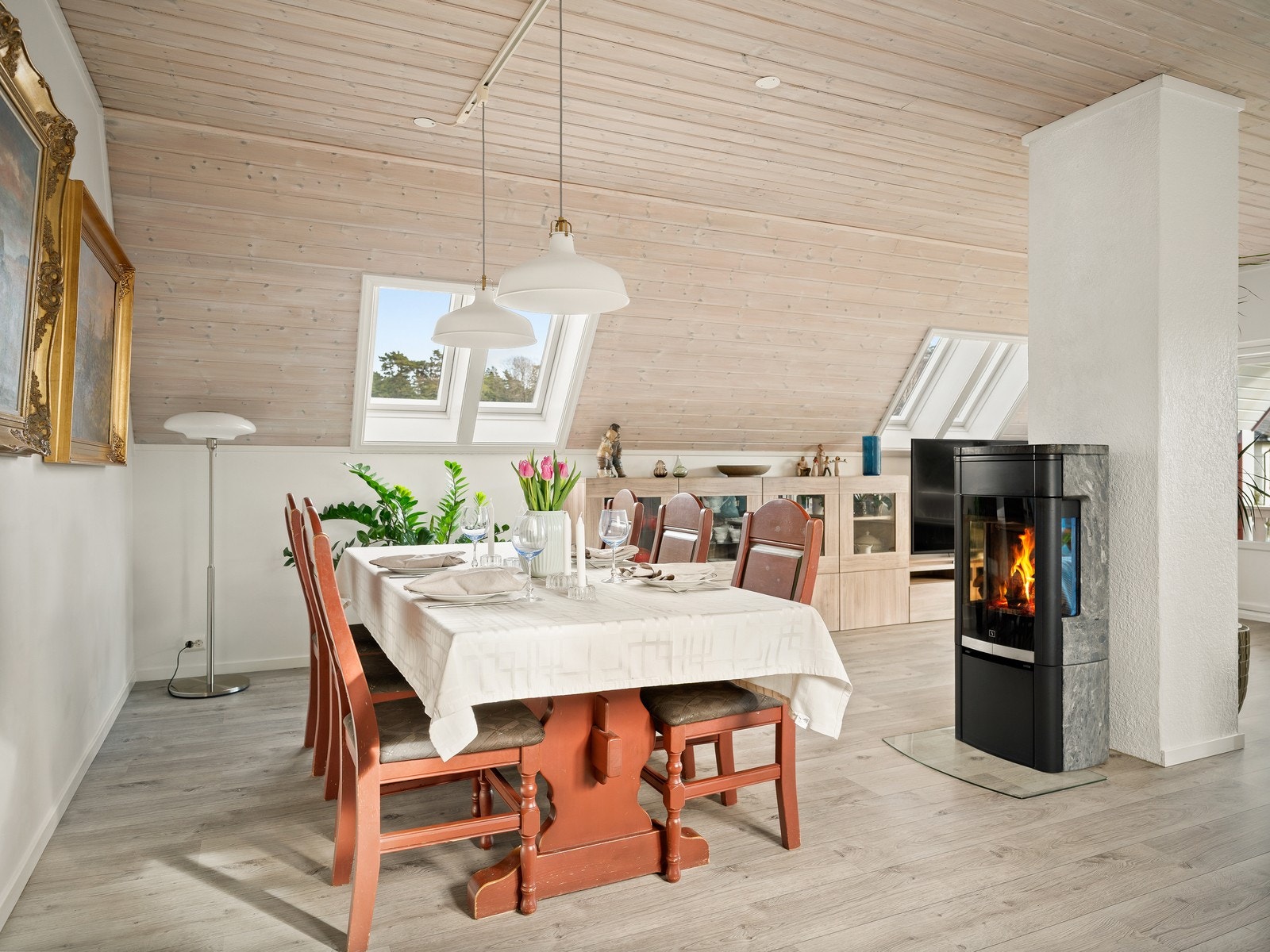 Spisestue i hoveddelen. Galleribilde