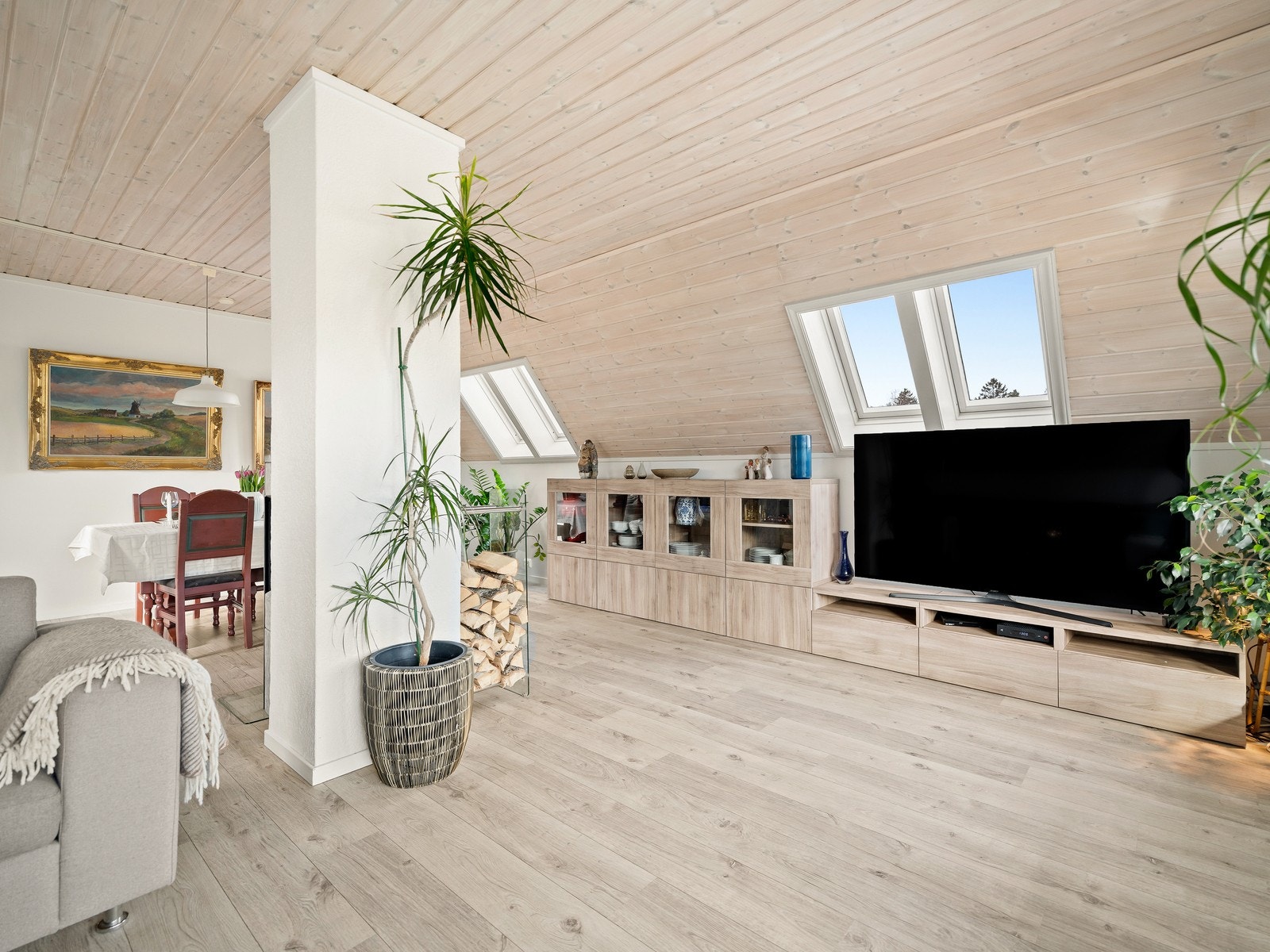 Stue/spisestue i hoveddelen. Galleribilde