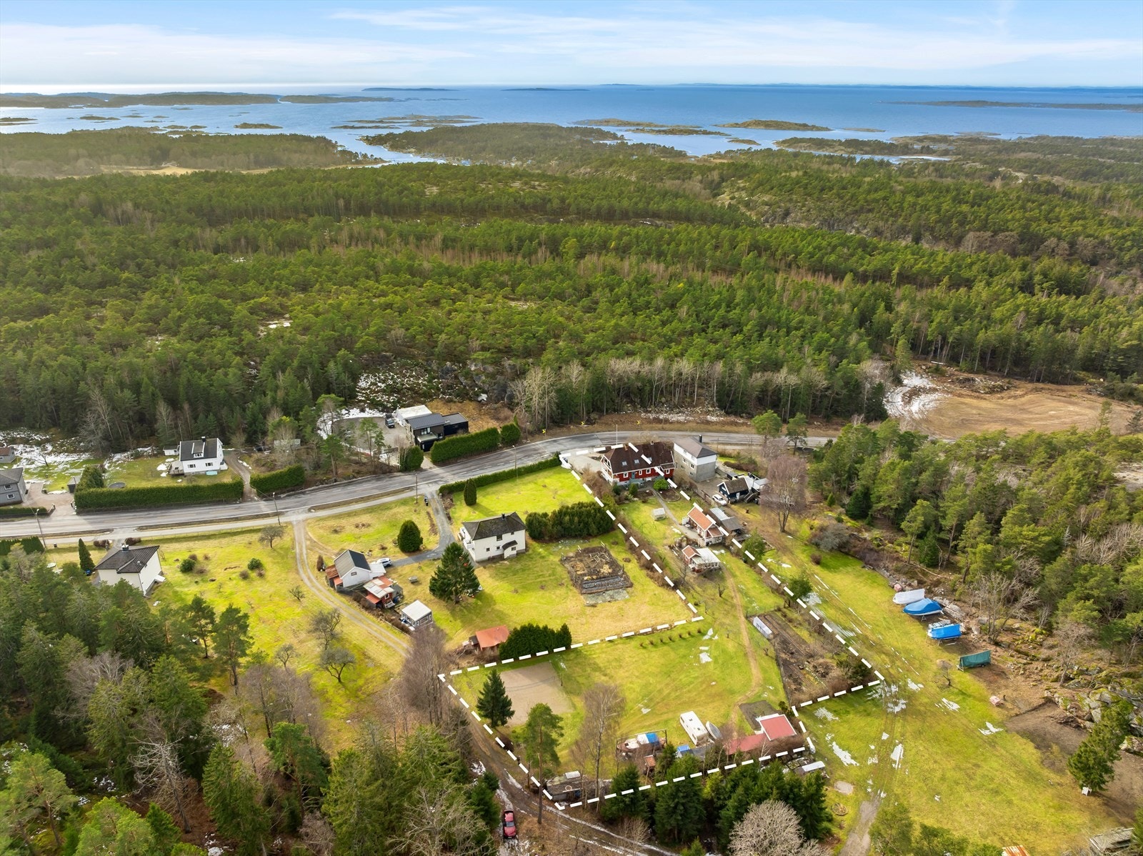 NB! Stiplet linje er kun ment som en illustrasjon av hva eiendommen inneholder og er -ikke- nøyaktige tomtegrenser. Galleribilde