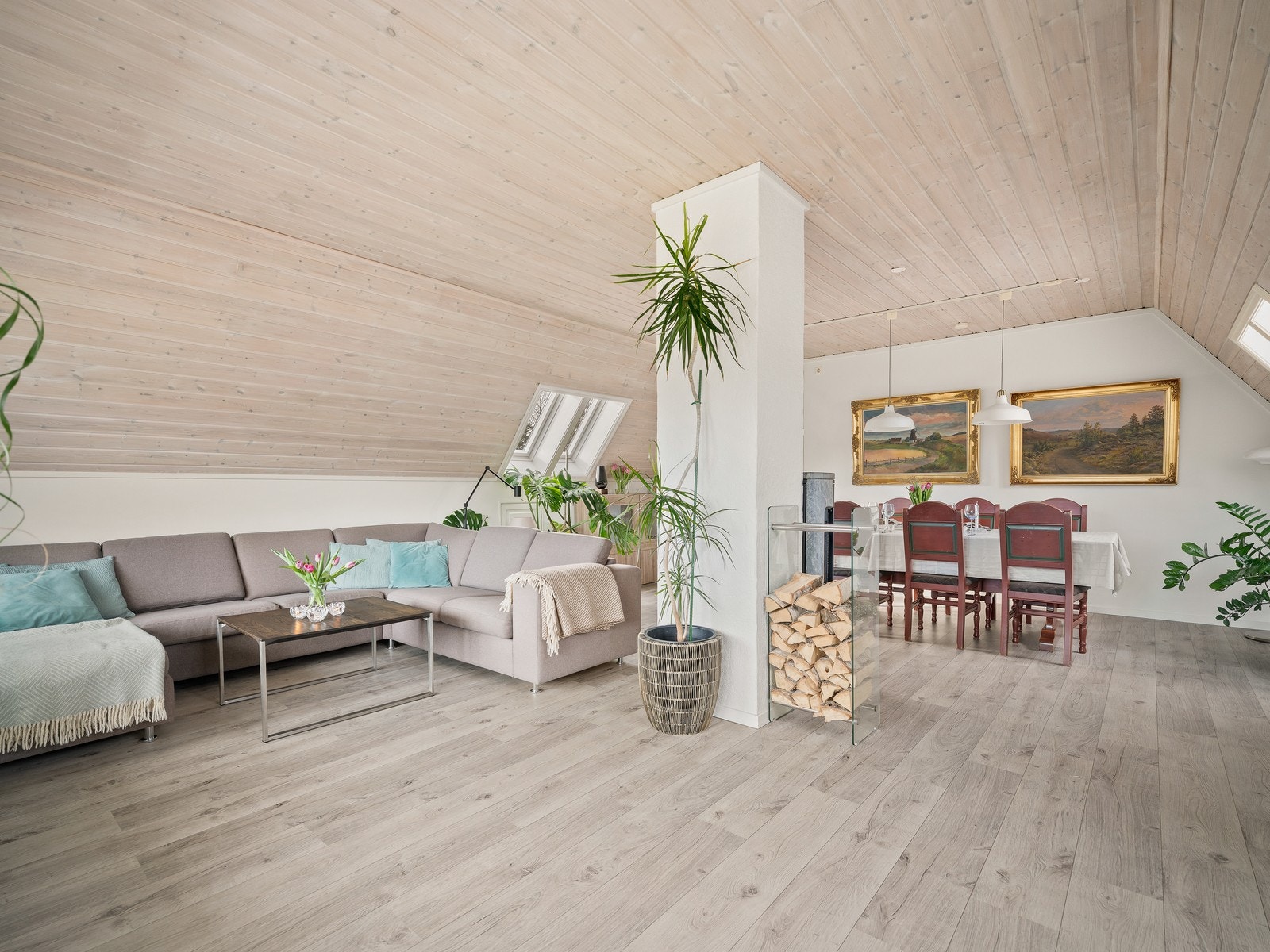 Stue/spisestue i hoveddelen. Galleribilde