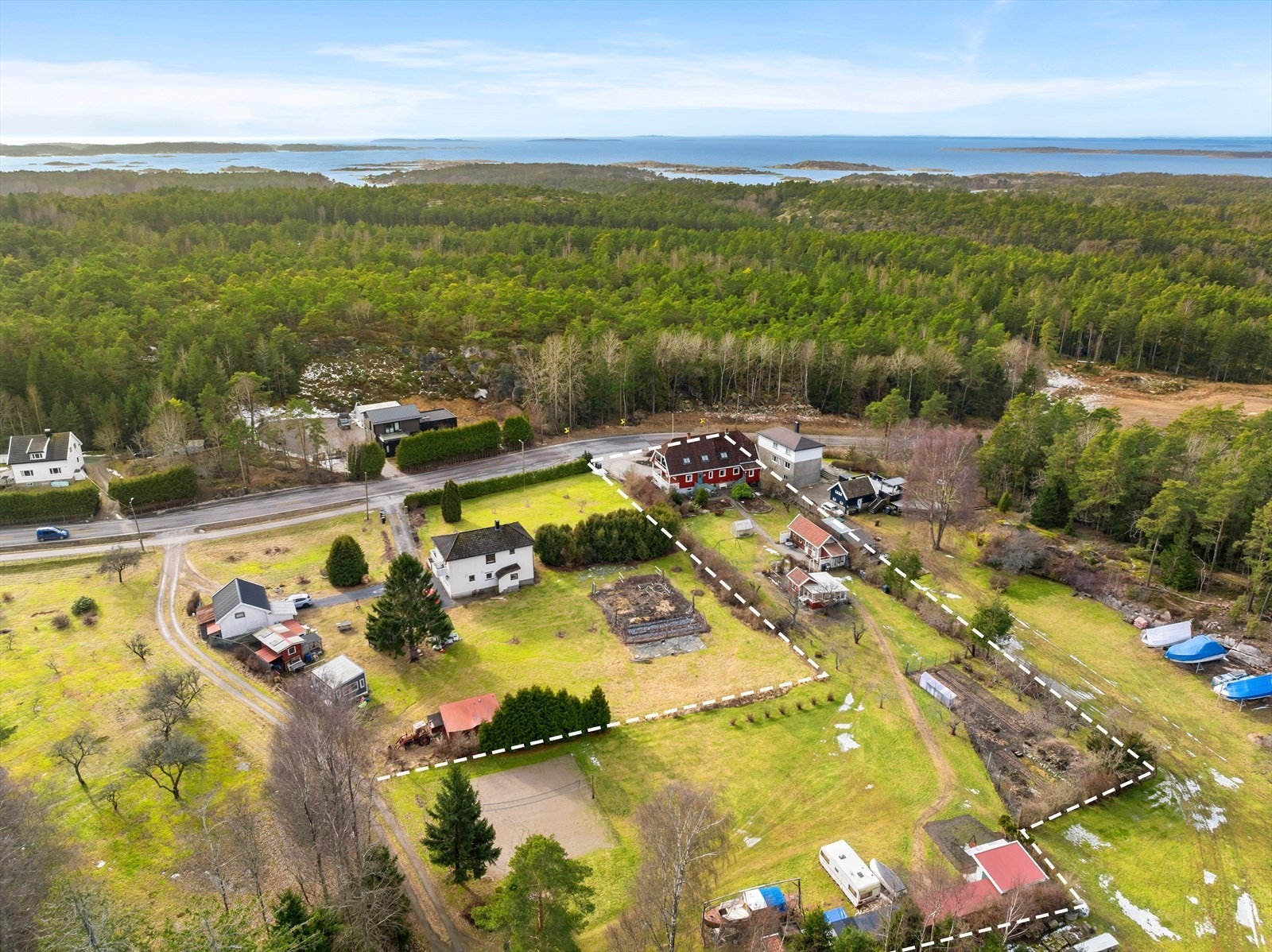 Stiplet linje er kun ment som en illustrasjon av hva eiendommen inneholder og er -ikke- nøyaktige tomtegrenser. Galleribilde