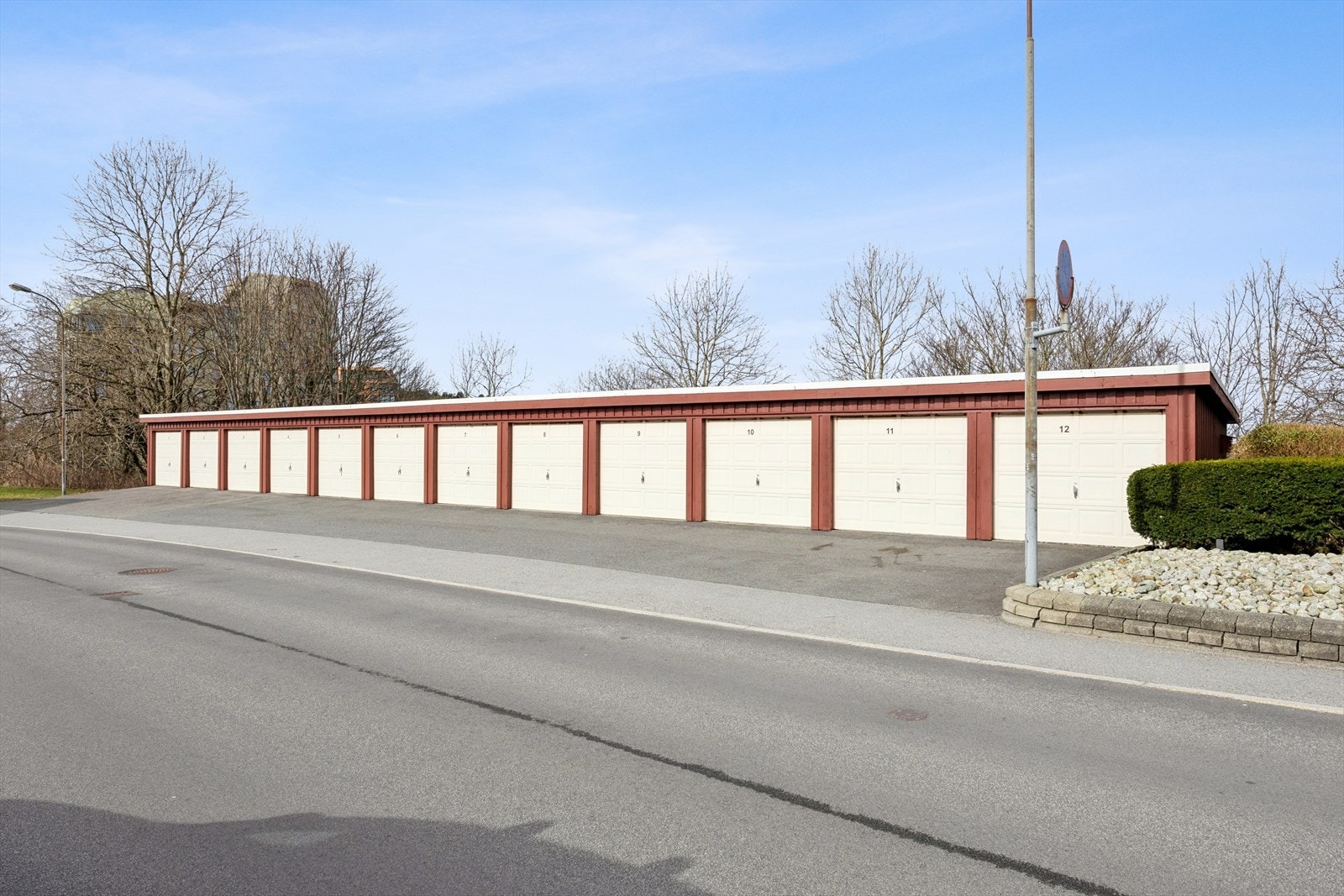 Leiligheten disponerer egen garasje. I tillegg er det godt med gjesteparkering i borettslaget. Galleribilde