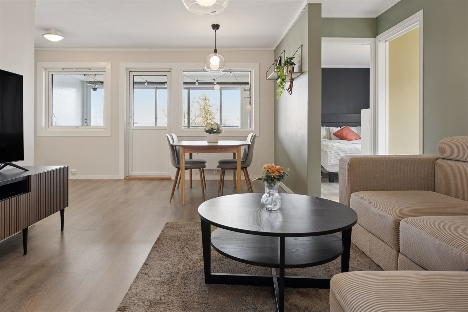 Gjennomgående i leiligheten er malte flater i behagelige og tidsriktige farger og laminat på gulv. Galleribilde