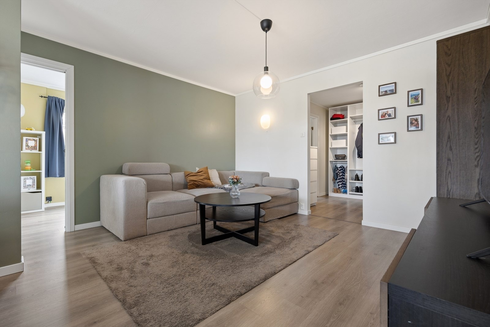 Stue og kjøkken ligger i åpen løsning. Et lyst og innbydende rom med store vindusflater som sørger for rikelig med lysinnslipp. Her har man god plass til å møblere med både sofa- og spisegruppe. Galleribilde