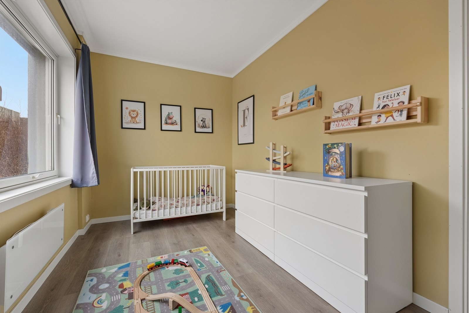 Soverom 2 er også romslig og malt i en behagelig gul tone. Også her har man god plass til både seng, garderobe og tilhørende møblement (se punkt "ferdigattest"). Galleribilde