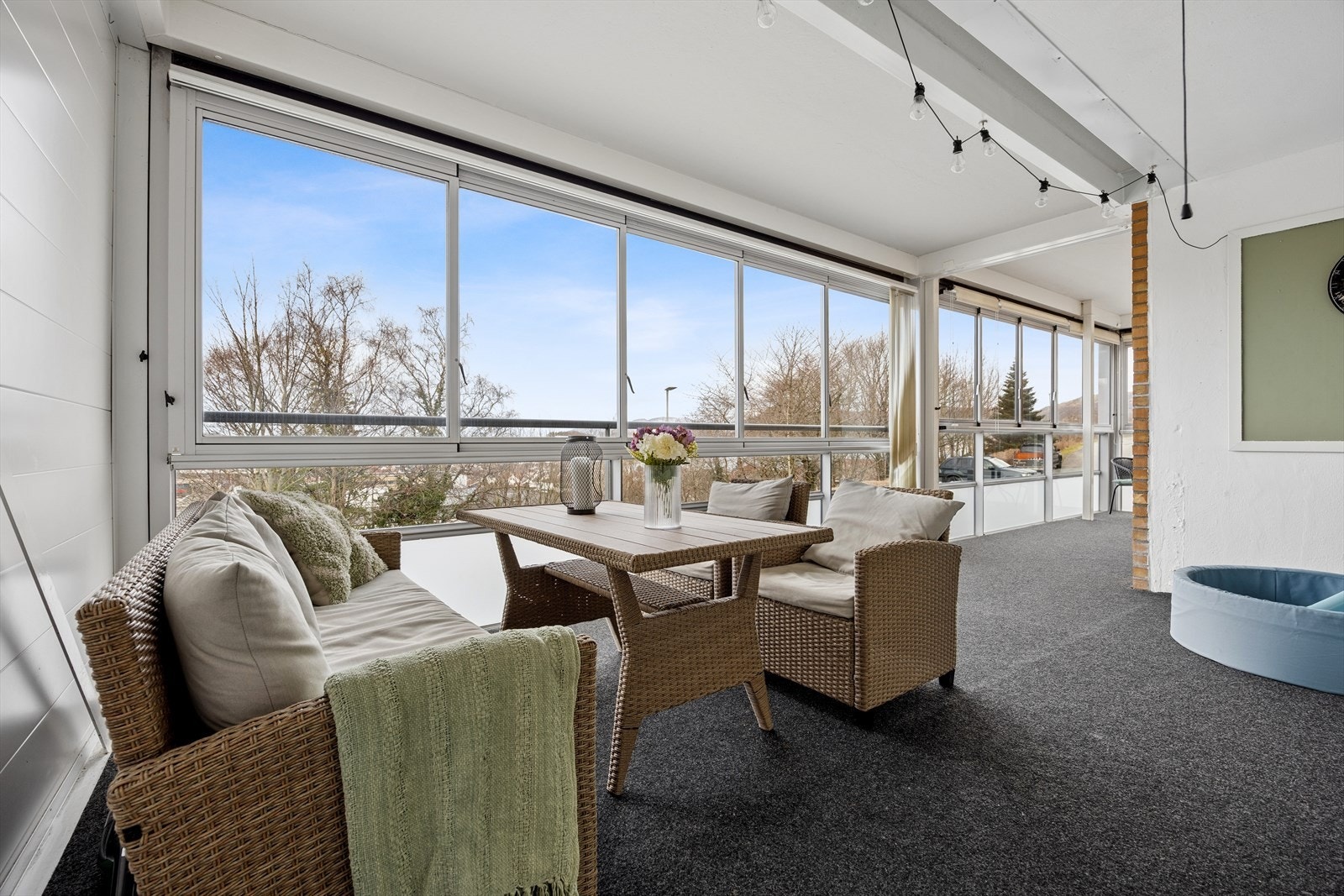 Fra stue og kjøkken har man utgang til en stor, innglasset balkong på hele 30 kvm med flott utsikt mot Gandsfjorden. Et herlig uterom som fungerer som en forlengelse av stuen som kan brukes året rundt. Galleribilde