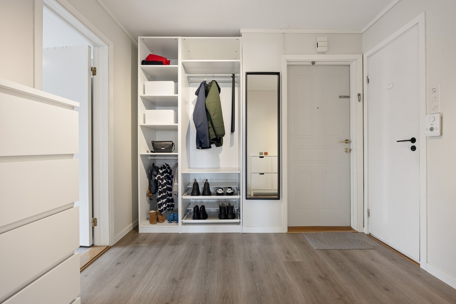 Man ønskes velkommen inn i en romslig gang som er praktisk innredet med stor garderobe som gir god lagringsplass for yttertøy og sko. Galleribilde