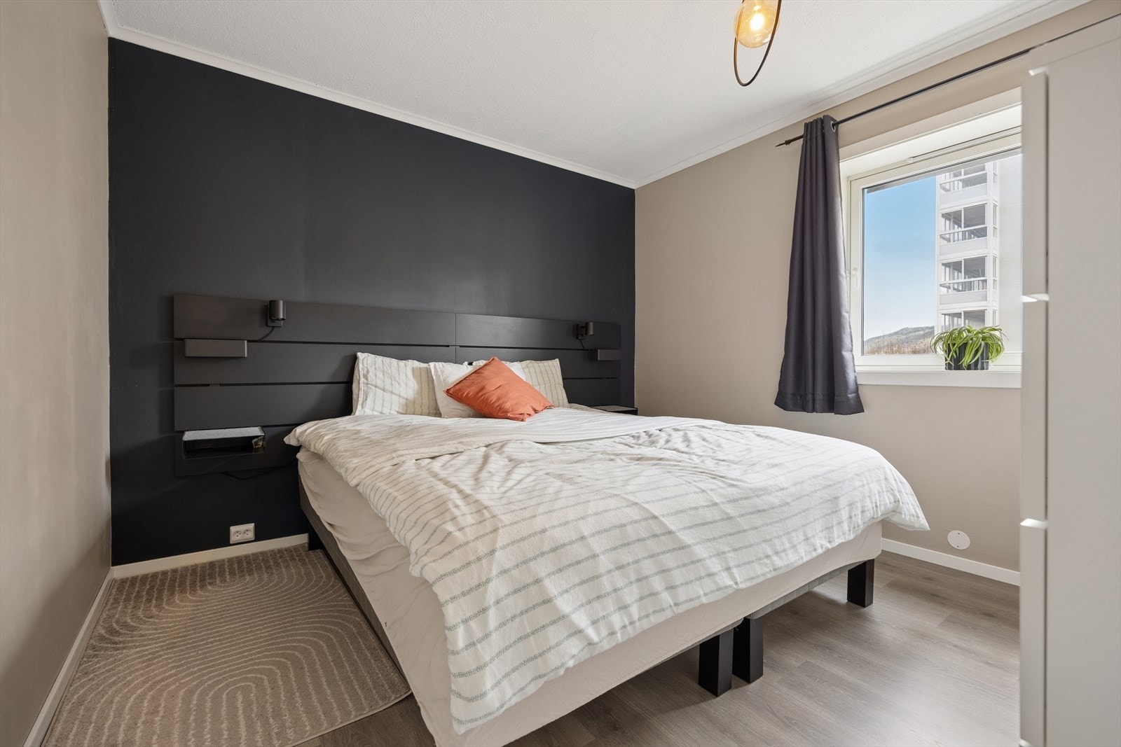 Soverom 1 er av god størrelse og utstyrt med garderobe som gir god lagringsplass. Her har man i tillegg god plass til dobbeltseng og tilhørende møblement. Galleribilde