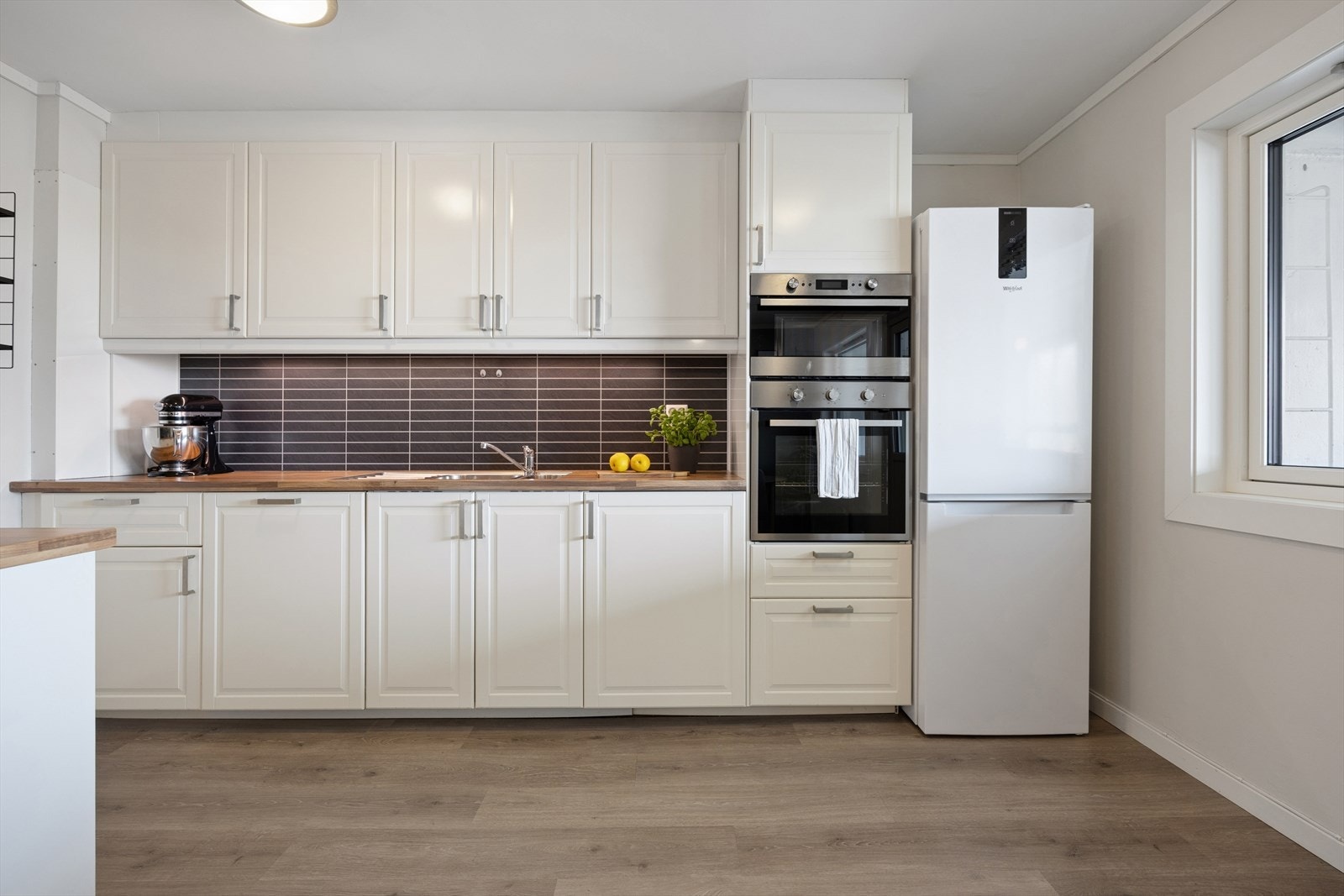 Kjøkkenet er ellers utstyrt med frittstående kjøleskap, oppvaskmaskin, stekeovn, koketopp, mikrobølgeovn og kjøkkenventilator tilkoblet fellesanlegg med avtrekk ut. Galleribilde