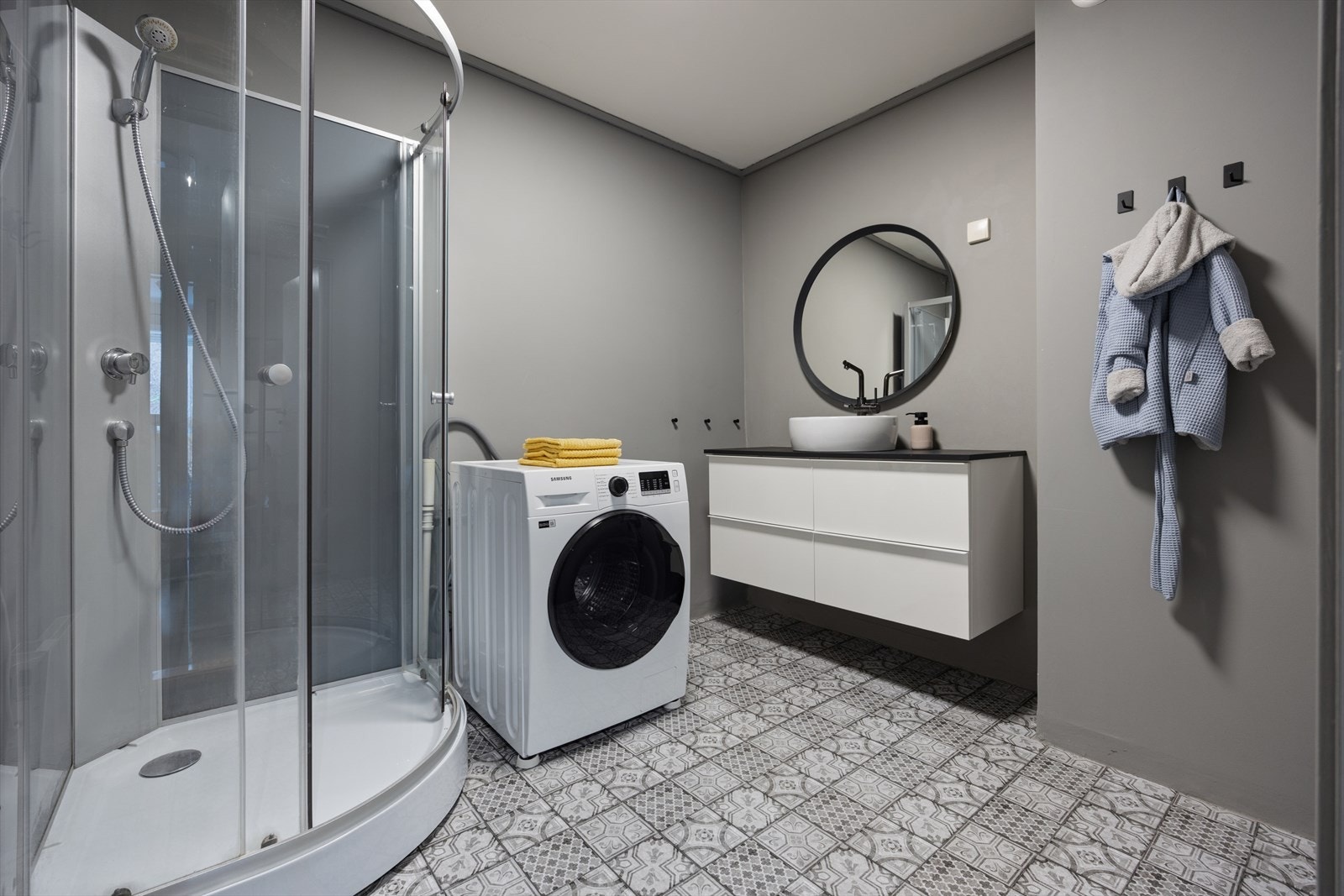 Badet er fra byggeår, men modernisert med mønstrete vinylbelegg på gulv og malte plater på vegg. Rommet har elektrisk ovn som oppvarming. Galleribilde