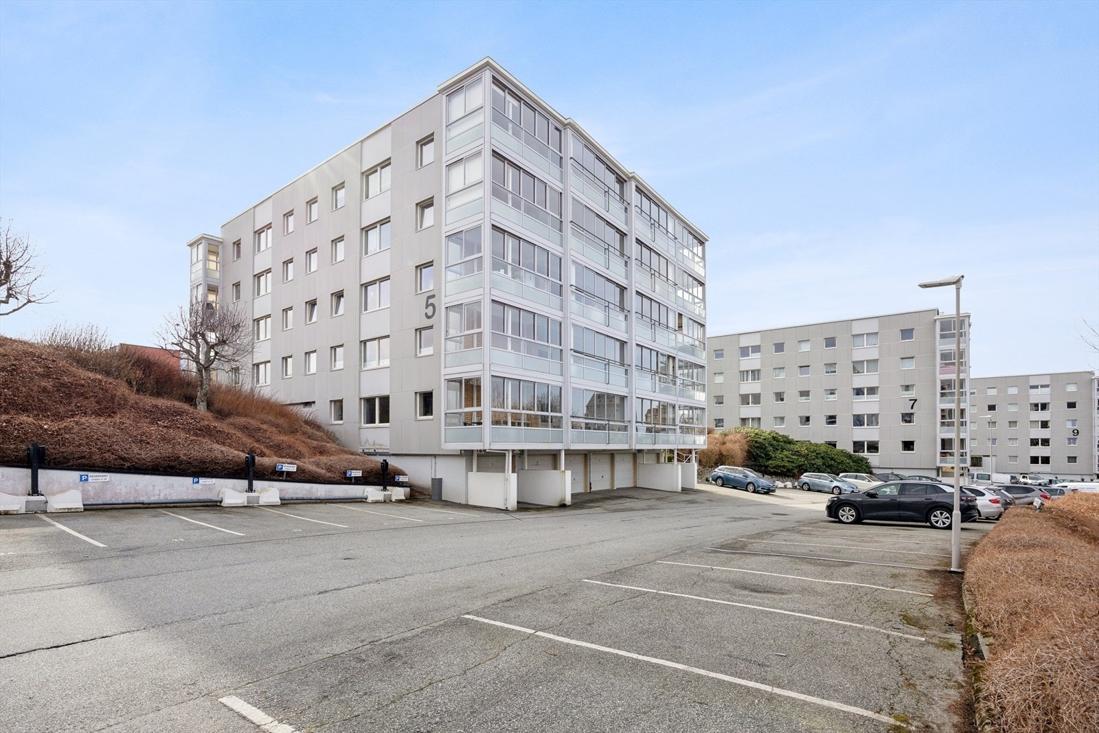 Leiligheten ligger i byggets første etasje. Ståle Kyllingstads vei ligger sentralt til på Varatun med kort vei til alt man måtte trenge i det daglige som barnehager, skoler, idrettsanlegg, offentlig transport, butikker, flotte turområder mm. Galleribilde