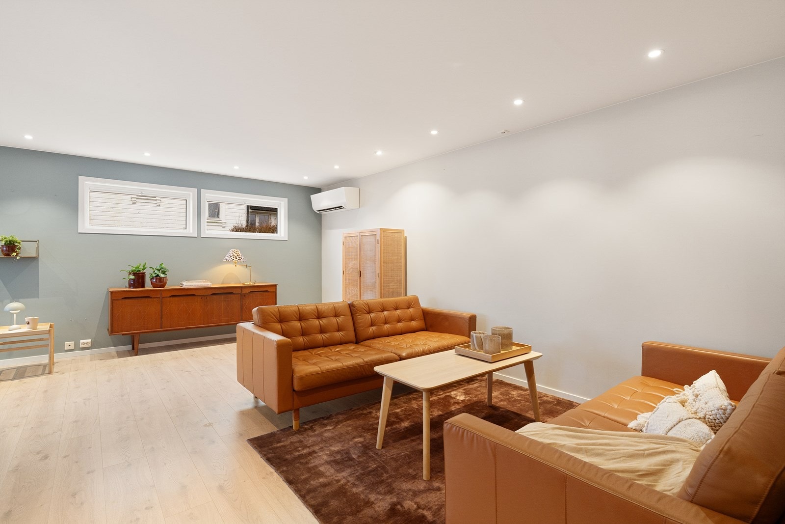 Varmepumpe og vedovn er montert i stue Galleribilde