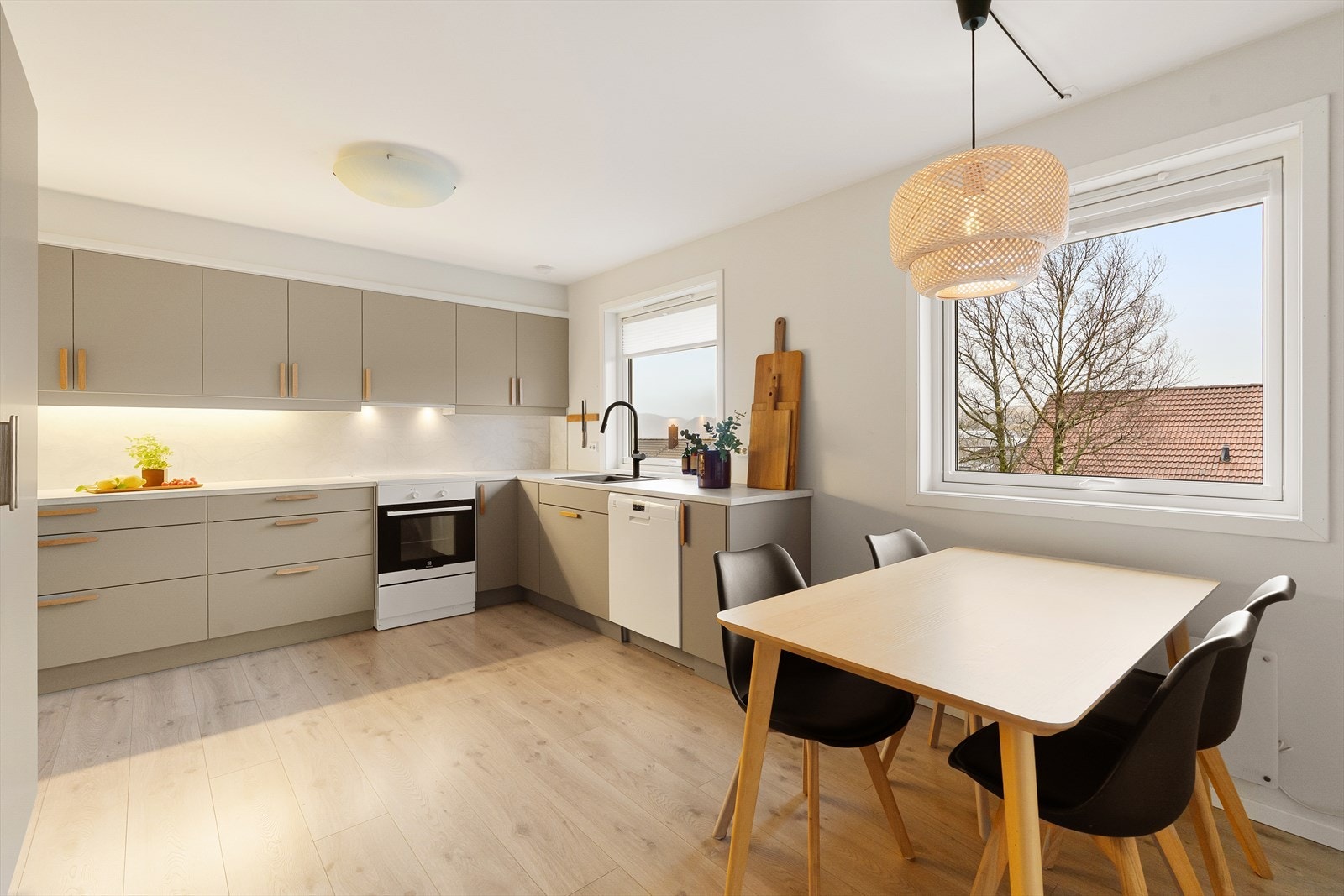 Ekstra pluss at det er plass til spisebord både på kjøkken og i stue Galleribilde