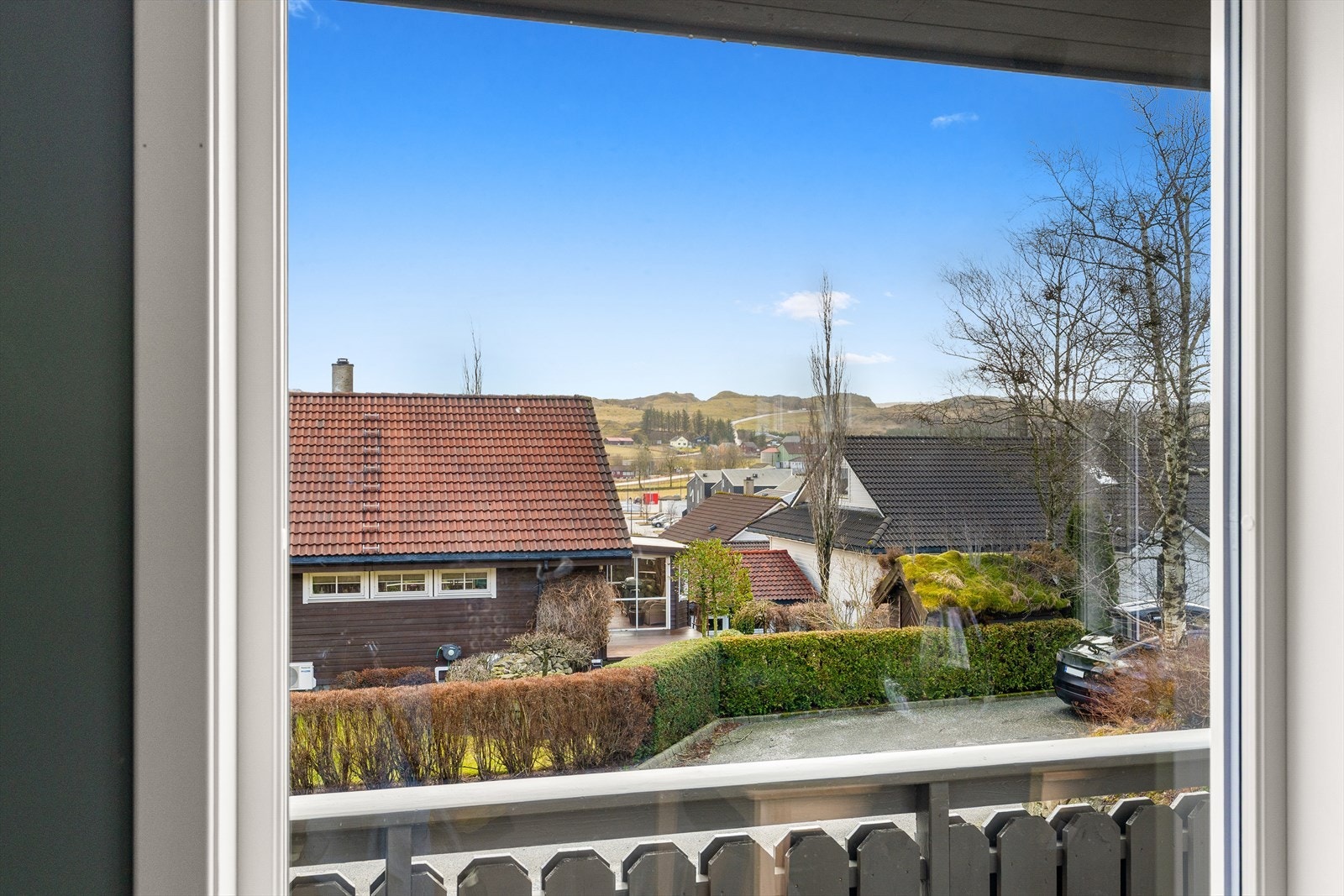 Utsikt fra stue ved spisebord Galleribilde