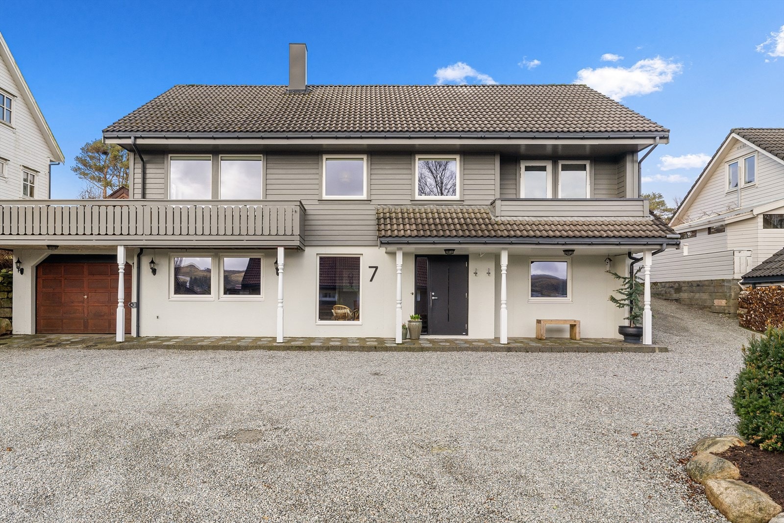 Betydelig oppgradert og modernisert enebolig med romslig tomt og garasje Galleribilde