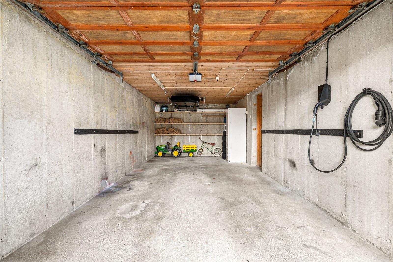 Garasje innvendig - Elbil lader montert Galleribilde