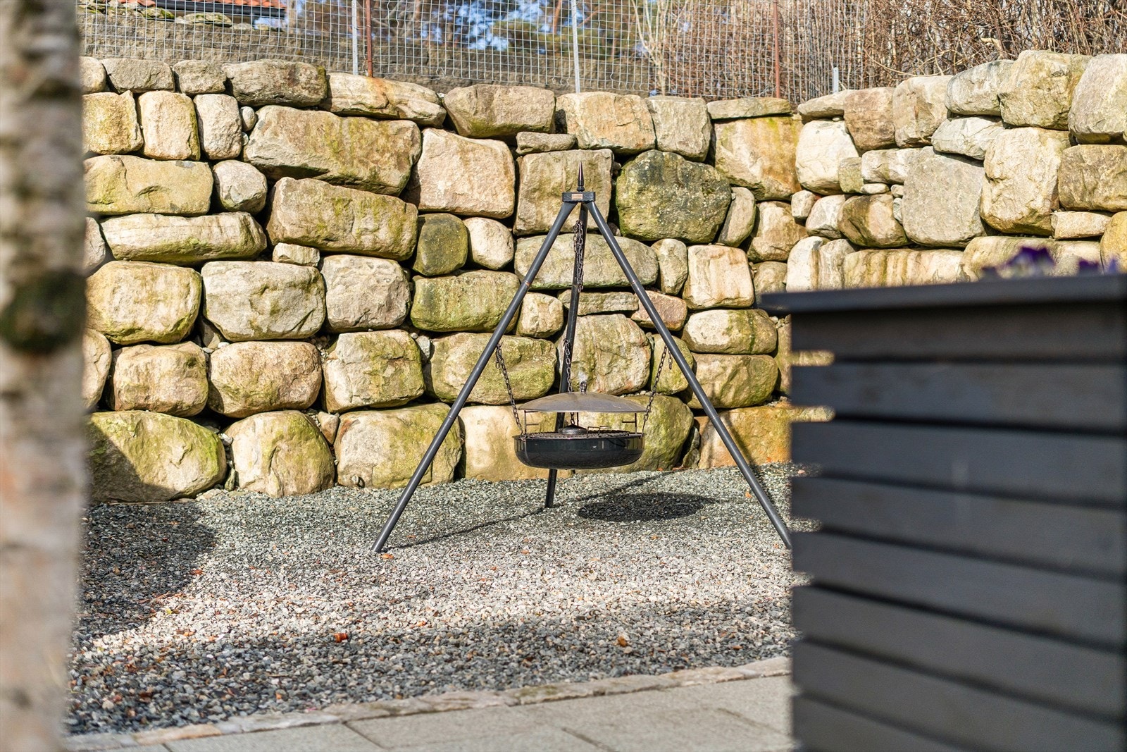 Flott natursteinsmur - uteområde er opparbidet av dagens eier. Terrenget er justert, samt det er etablert er forstøtningsmur på vestsiden av boligen. Tiltaket er ikke byggesøkt til kommunen. Galleribilde