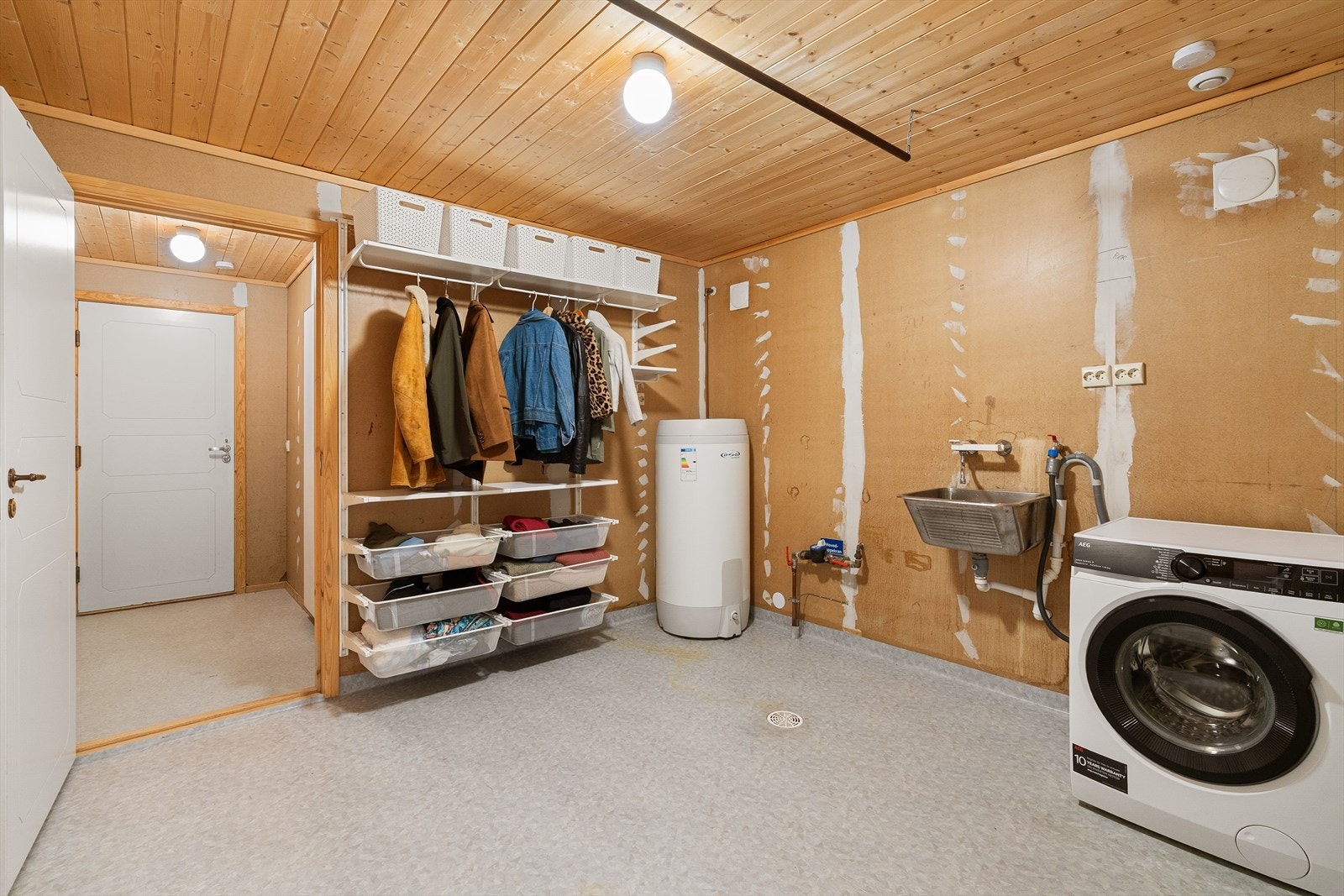 Vaskerom og plass til ekstra oppbevaring Galleribilde