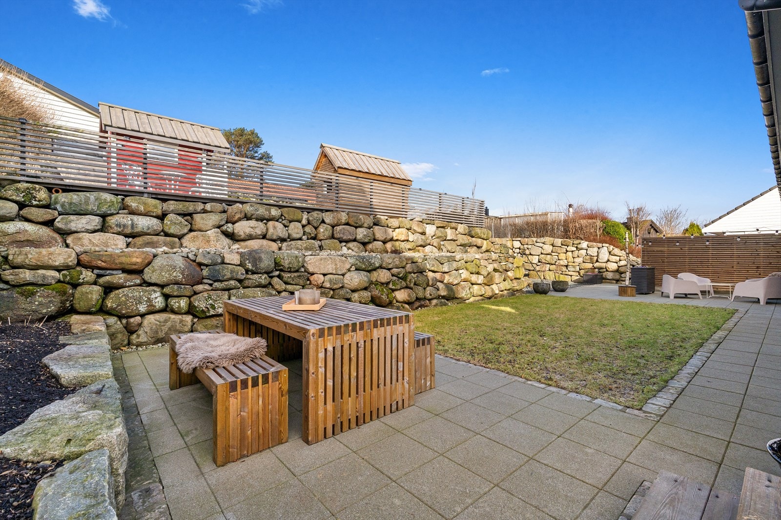 Betydelig oppgradert og modernisert enebolig med romslig tomt og garasje
Uteområde er flott opparbeidet over flere plan - her har du mange muligheter for lek og avslapping Galleribilde