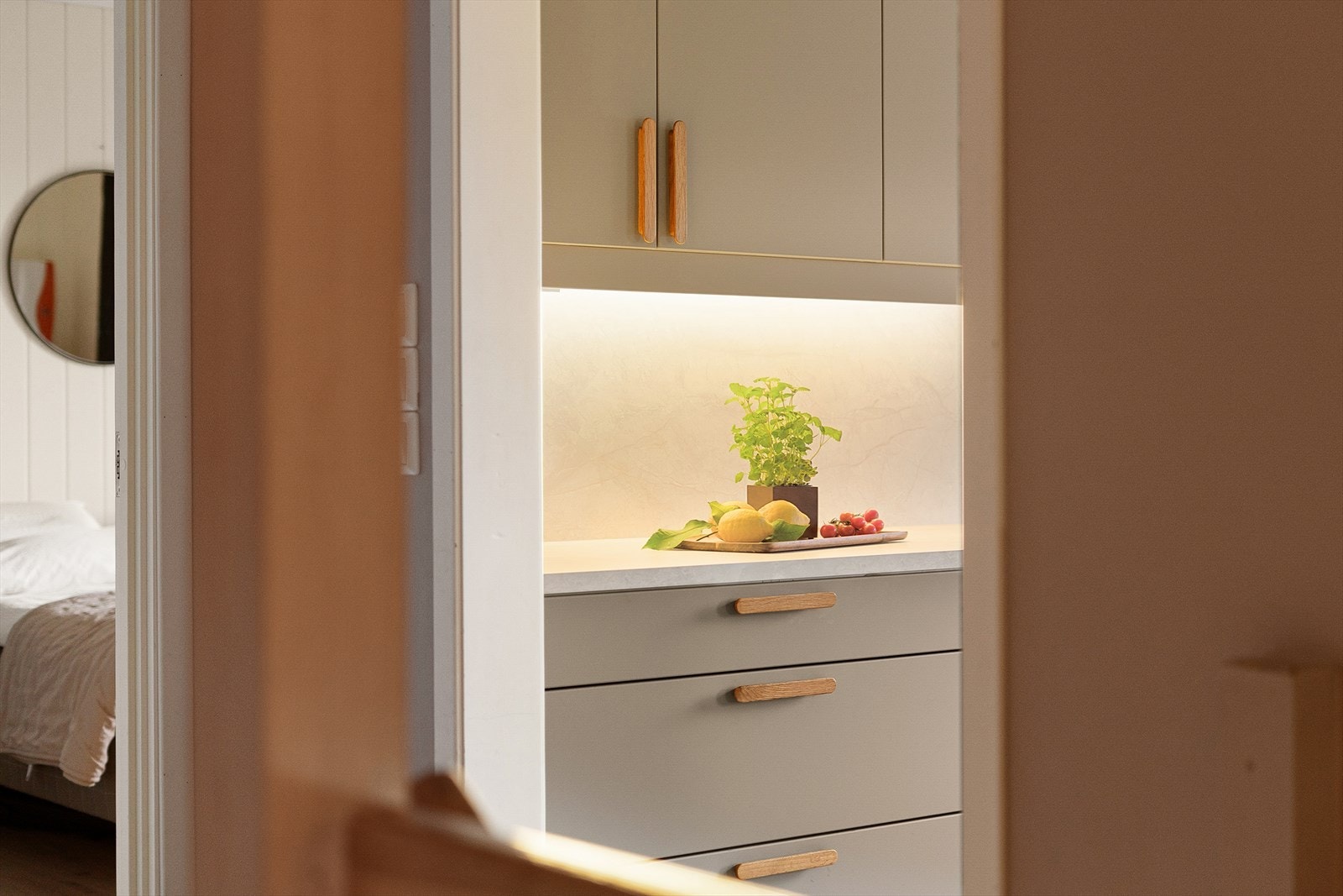 Hele boligen har en nydelig og gjennomført fargepalett Galleribilde