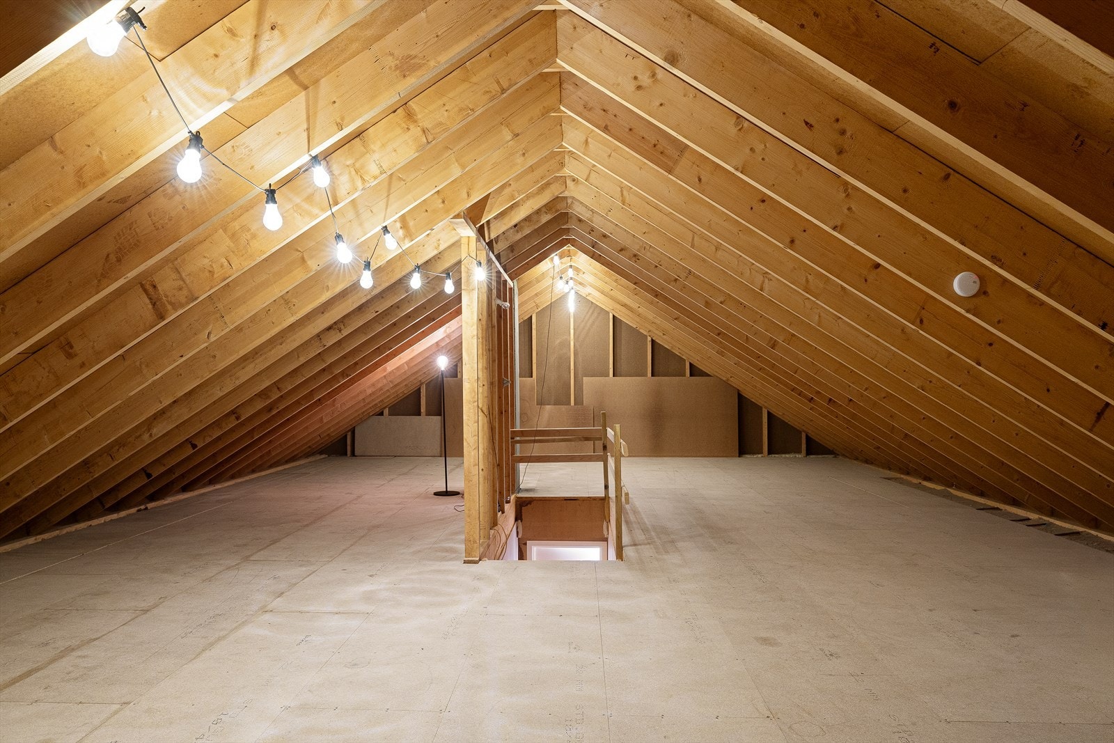 Stort uinnredet loft på hele 43 kvm - lukket trappeadkomst fra stue Galleribilde