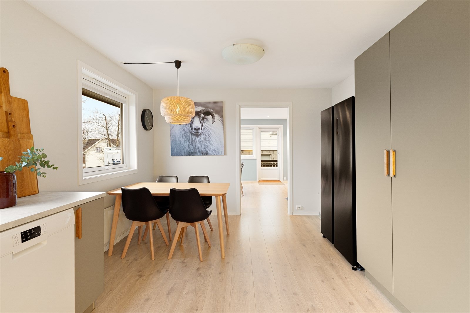 Høyskap og plass til kjøl/frys. Galleribilde