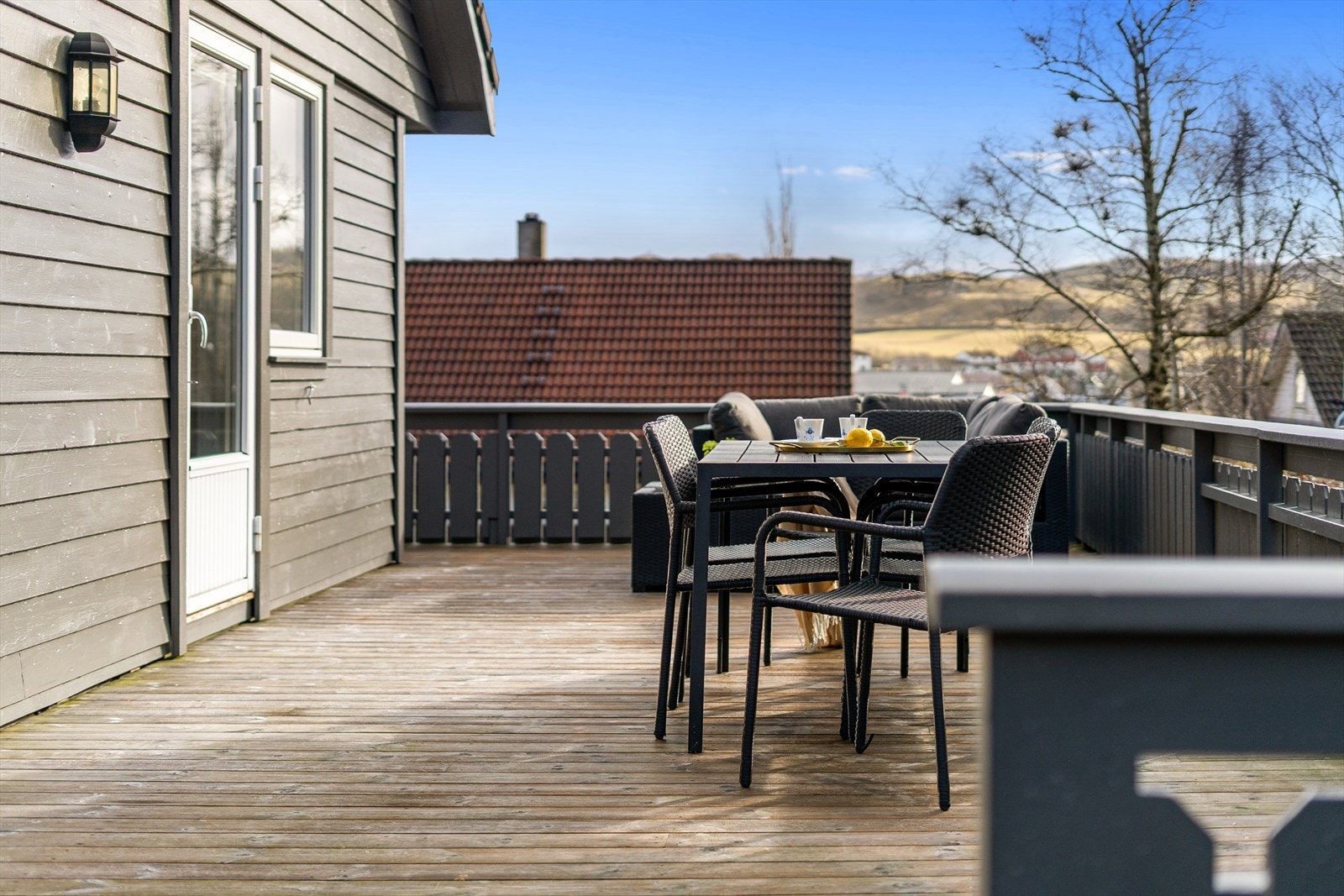 Eiendommen har gode solforhold, og her kan du flytte deg rundt alt etter behov Galleribilde