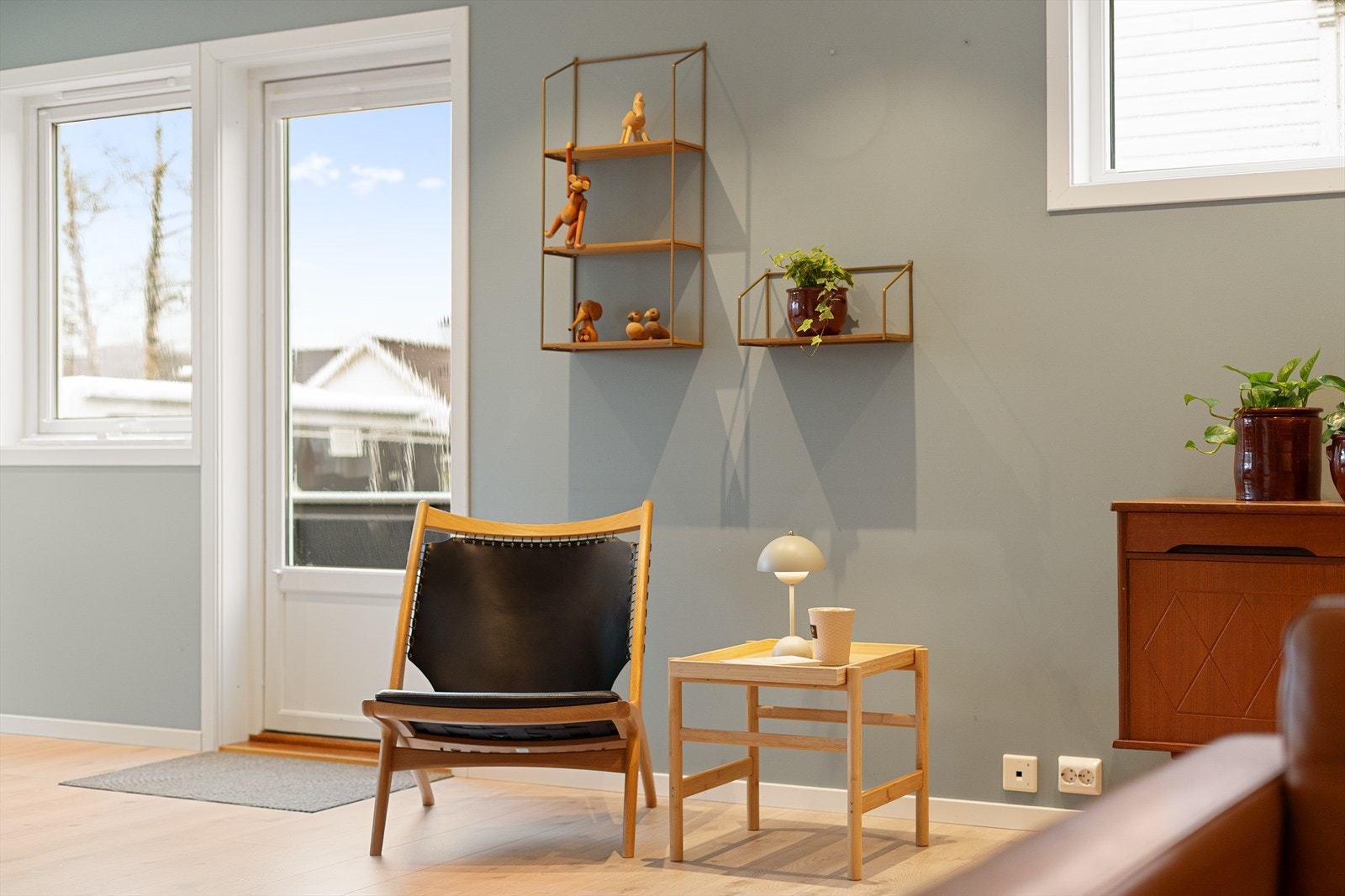 Her er det plass til flere soner - alt etter behov. Utgang til terrasse og hage. Galleribilde