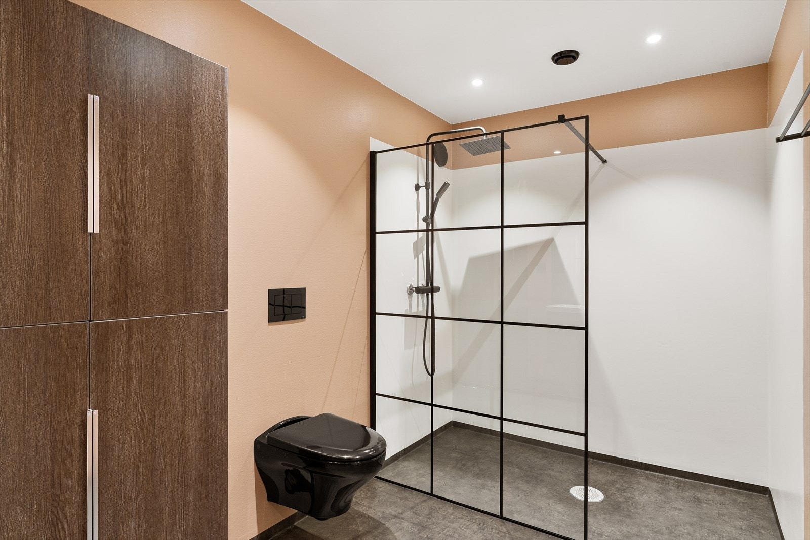 Stilig med svarte detaljer og romslig dusj Galleribilde