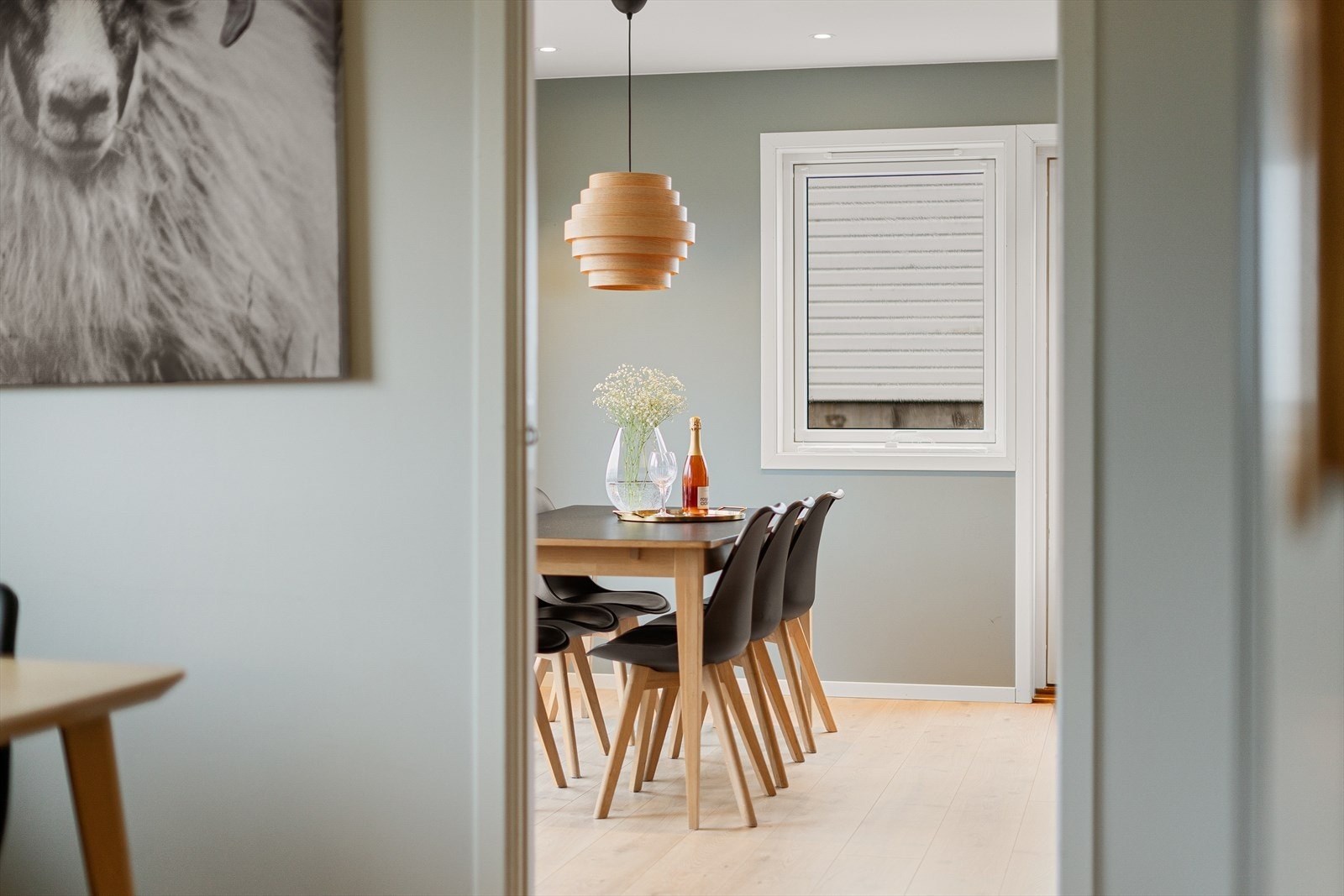 Hovedplan inneholder stue, kjøkken, to soverom, bad og gang. Galleribilde