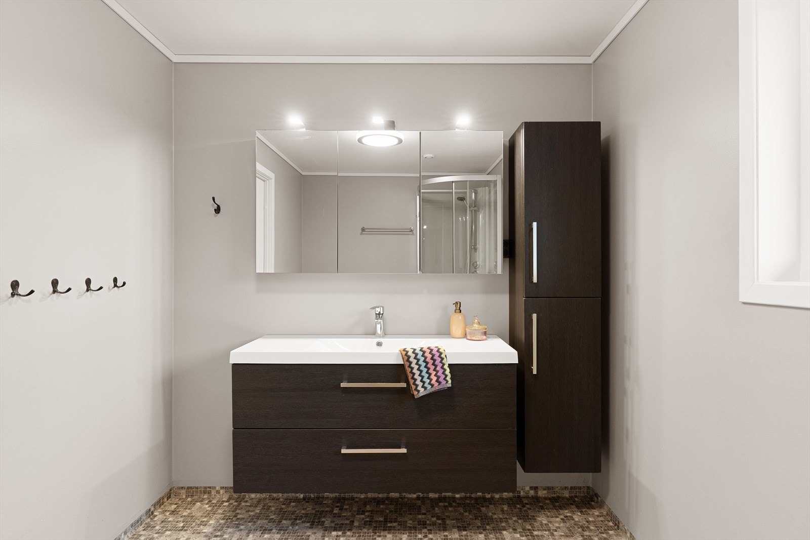 Vask i skuffeseksjon med tilhørende skap Galleribilde