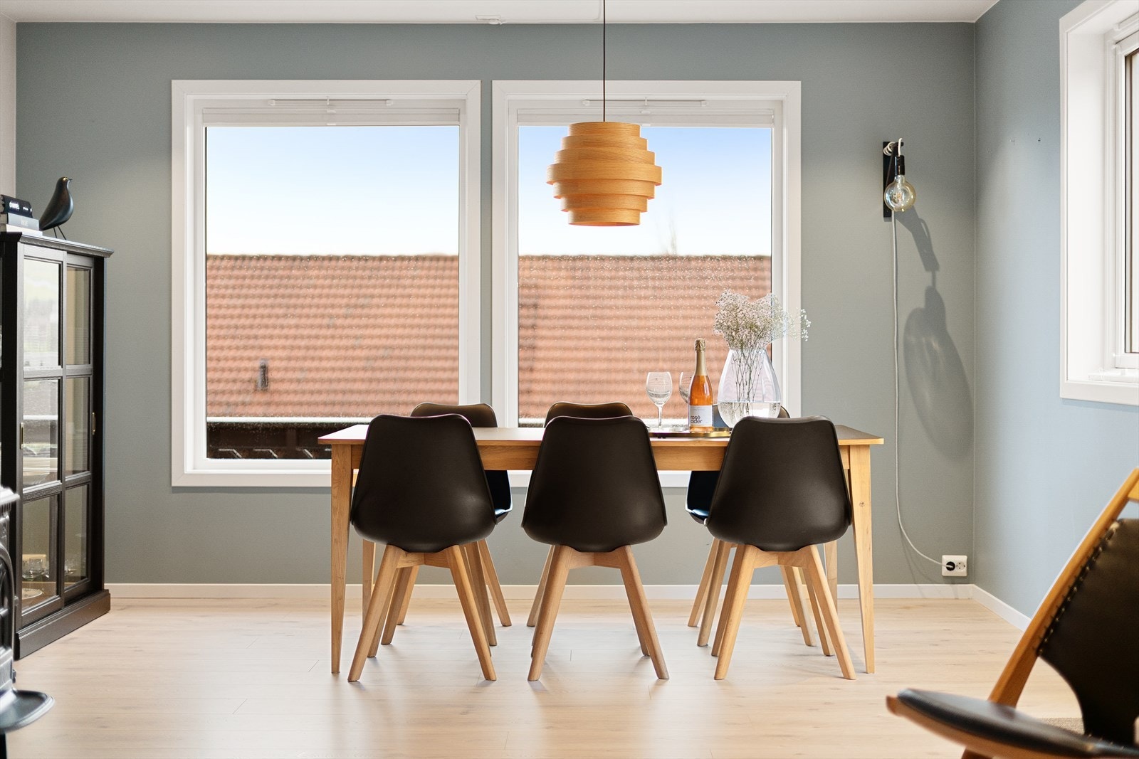 Store vinduer ved spisebordet Galleribilde