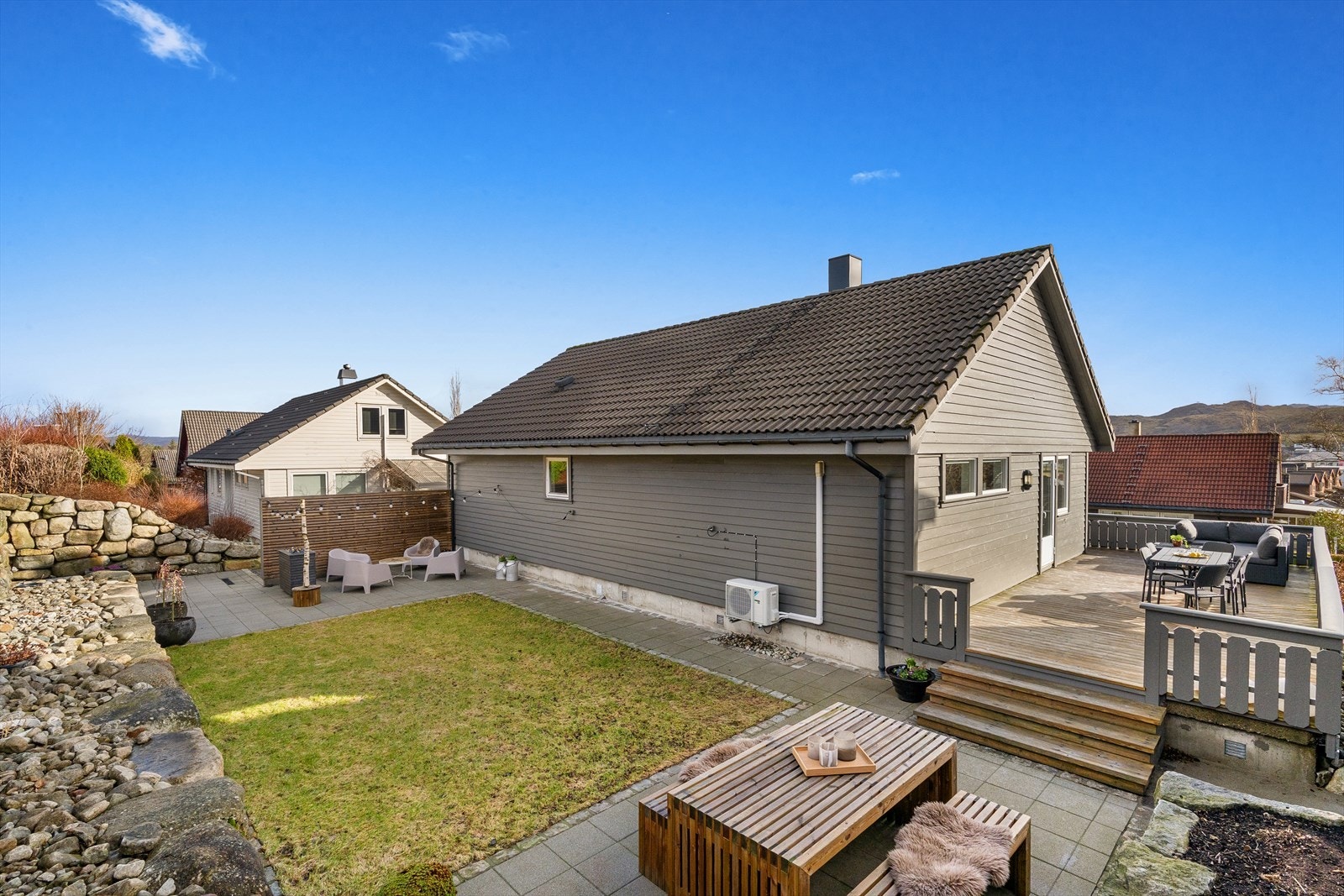 Dagens eier har gjort uteområde til et eldorado for familier - plass til det meste du kan drømme om Galleribilde