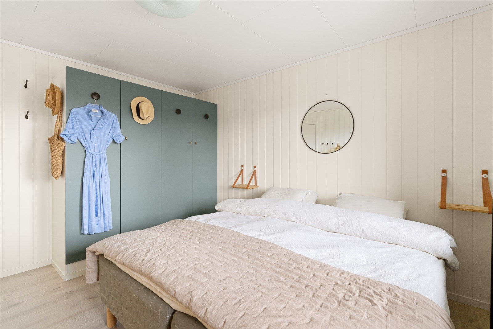 Garderobeskap medfølger Galleribilde