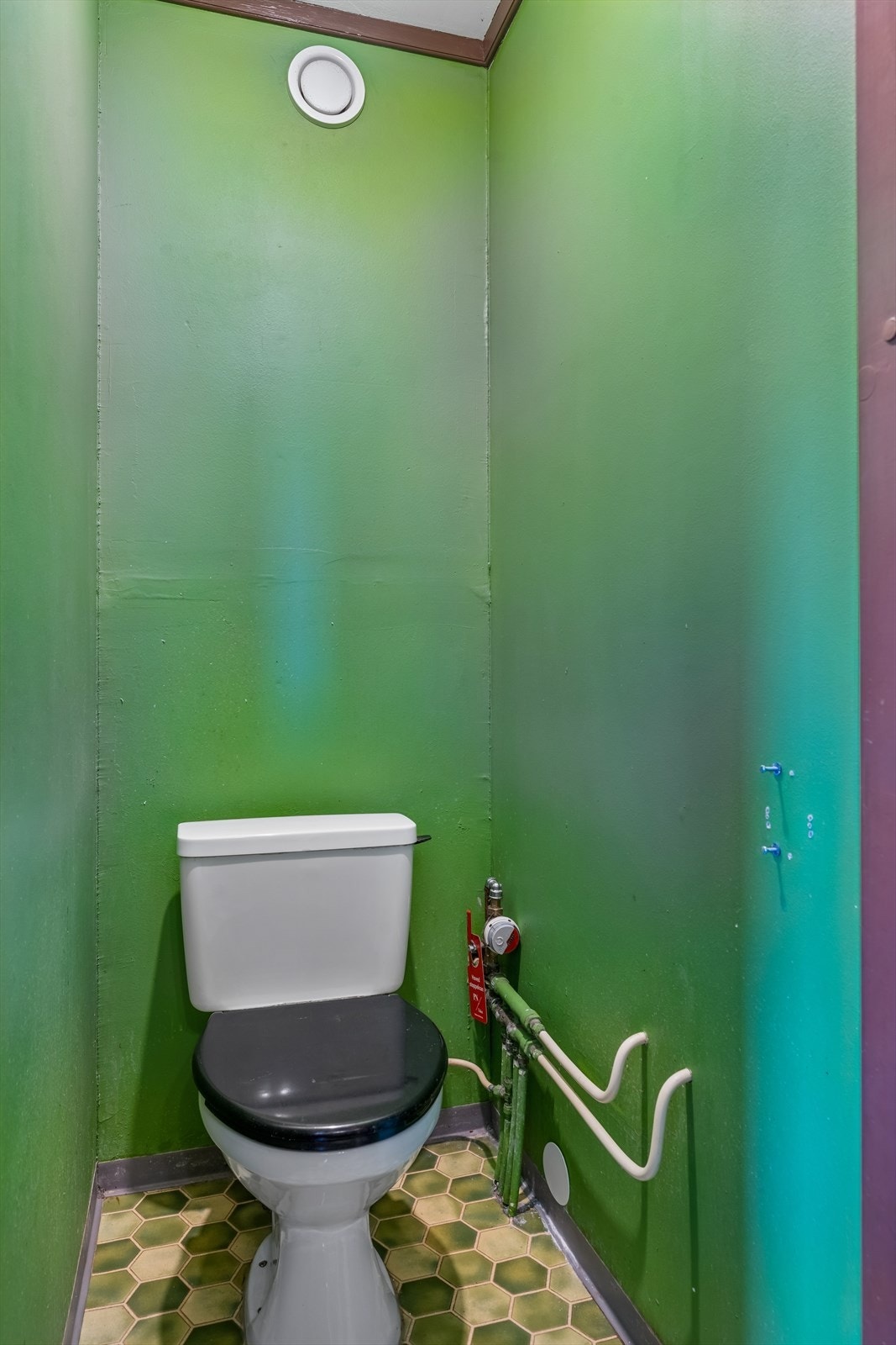 Separat toalettrom med adkomst fra både gangen og baderommet. Galleribilde