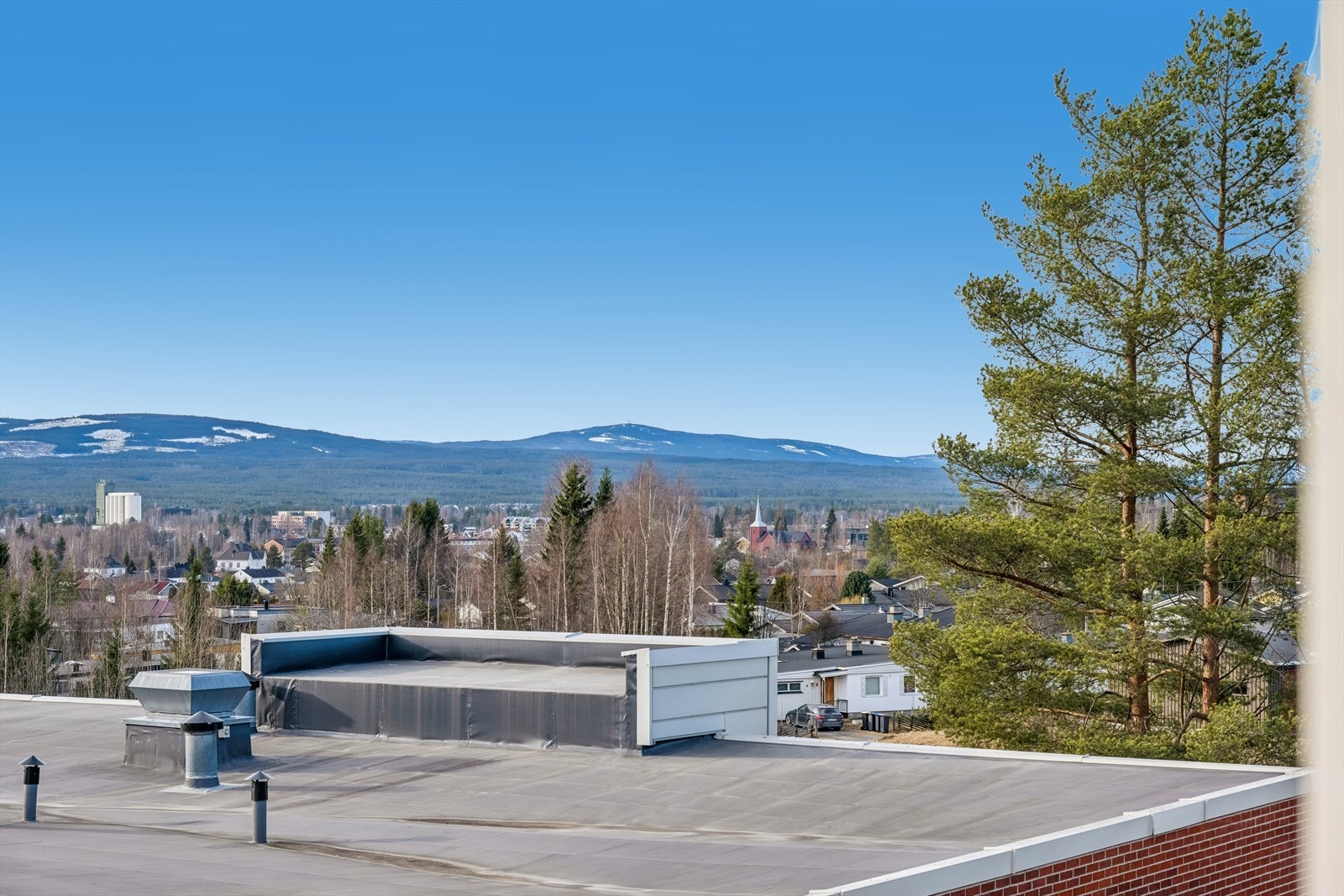 Som topp- og endeleilighet har boligen en flott og fri utsikt vestover og mot Elverum sentrum. Galleribilde