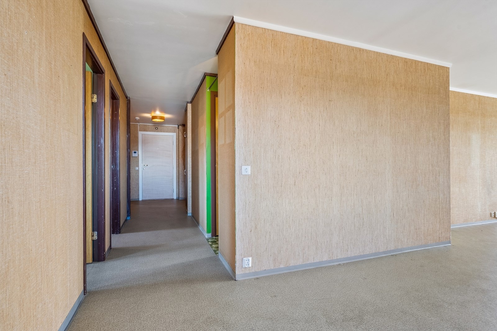 Fra entréen åpner leiligheten seg opp. Her er det et stort potensial for å skape en bolig etter egen smak. Galleribilde