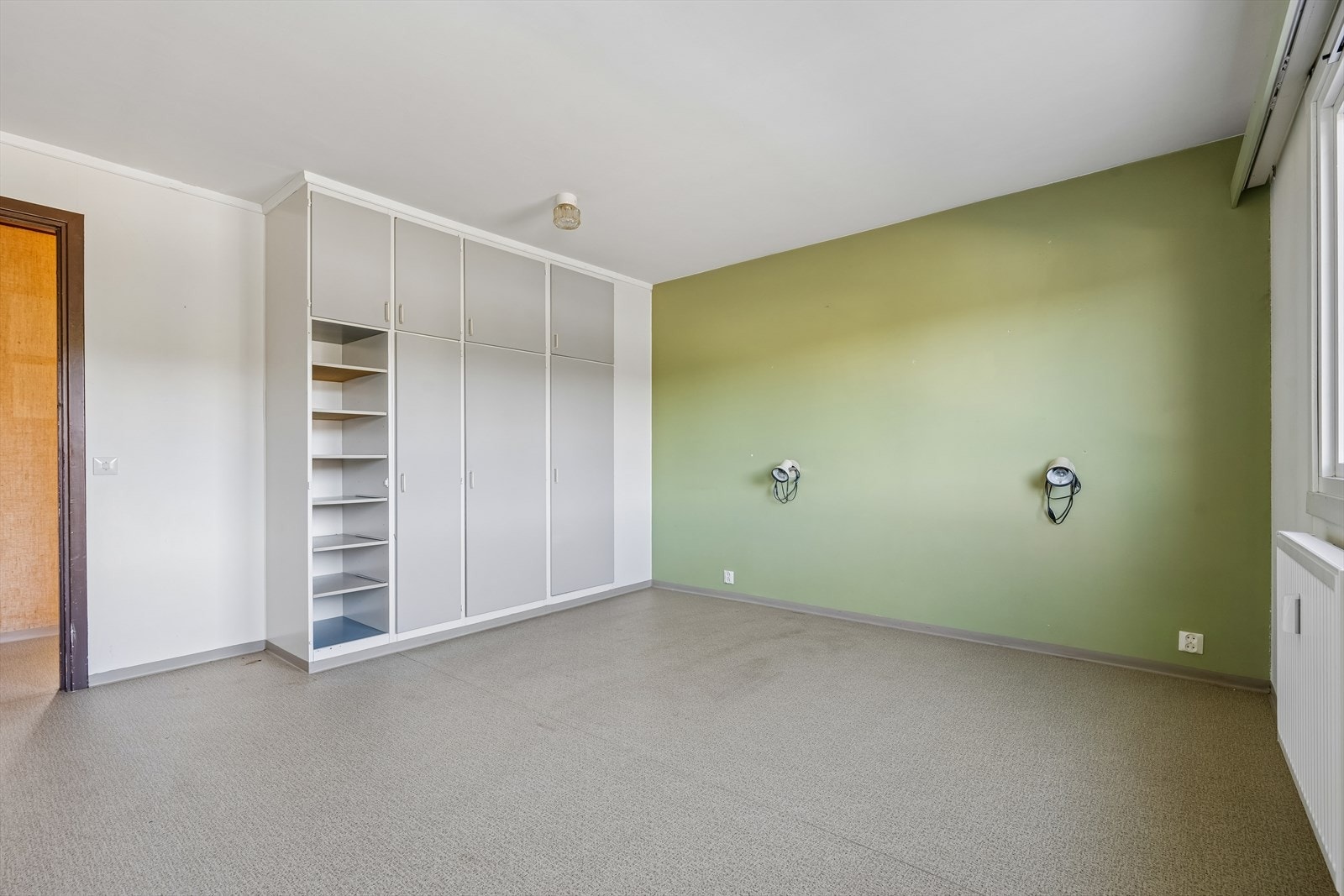 Hovedsoverommet er romslig og har en hel vegg med garderobeskap. Galleribilde