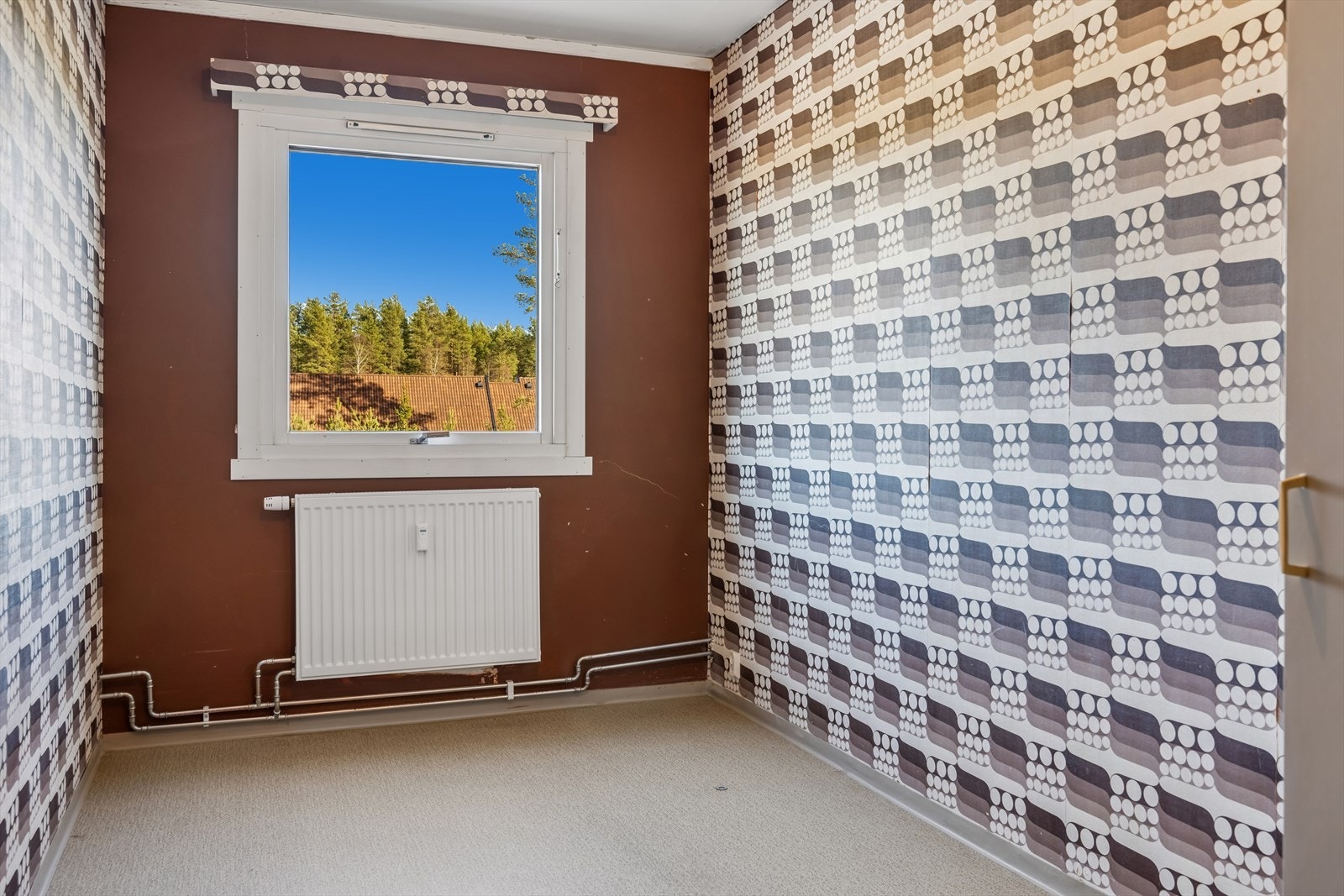 Også dette soverommet er lyst og vender ut mot rolige omgivelser. Galleribilde