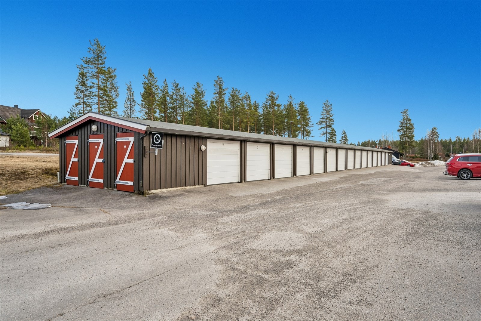 Parkering og garasjeplass tildeles etter venteliste av styret. Galleribilde