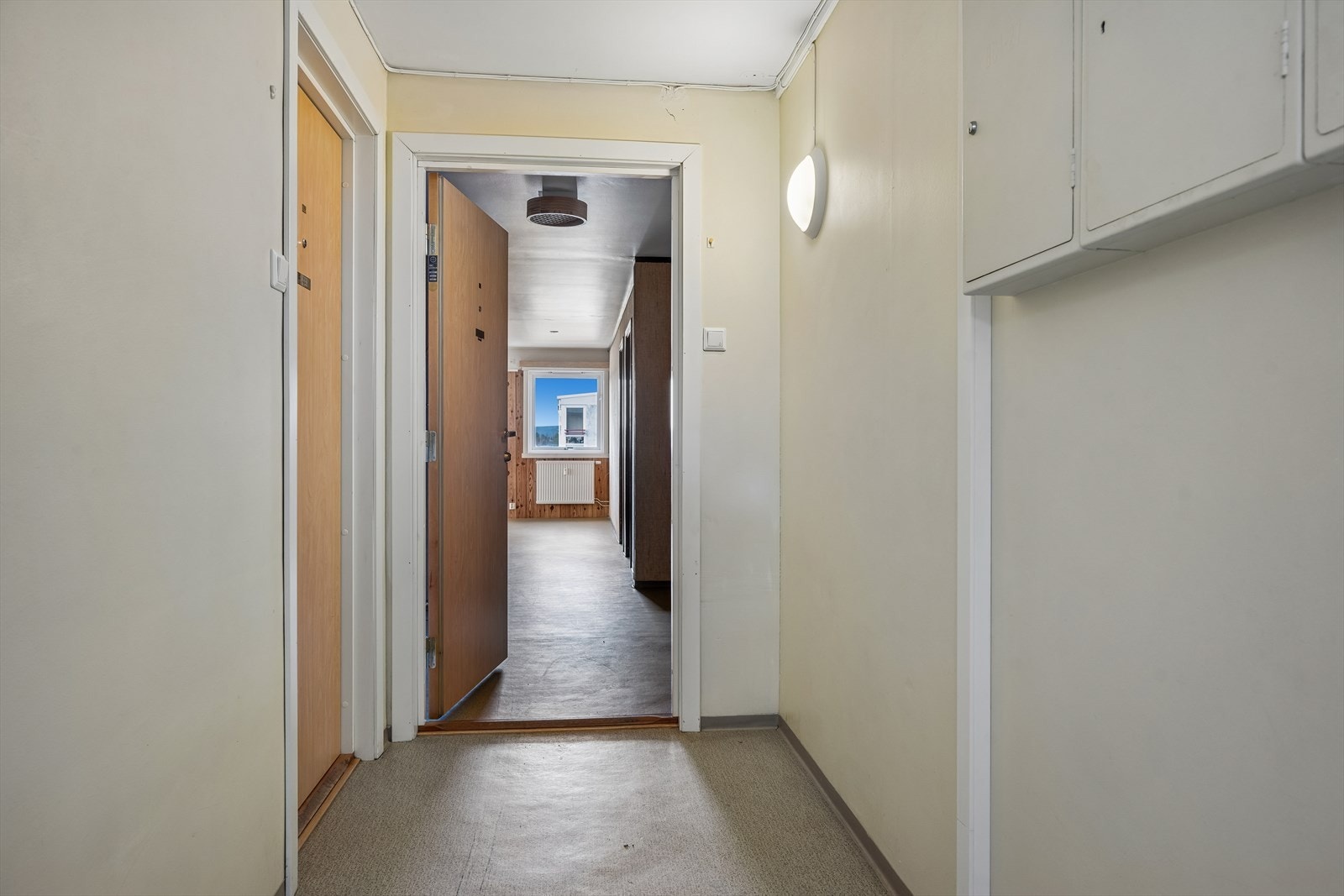 Gangen fordeler tilgang til leilighetens tre soverom og bad. Galleribilde