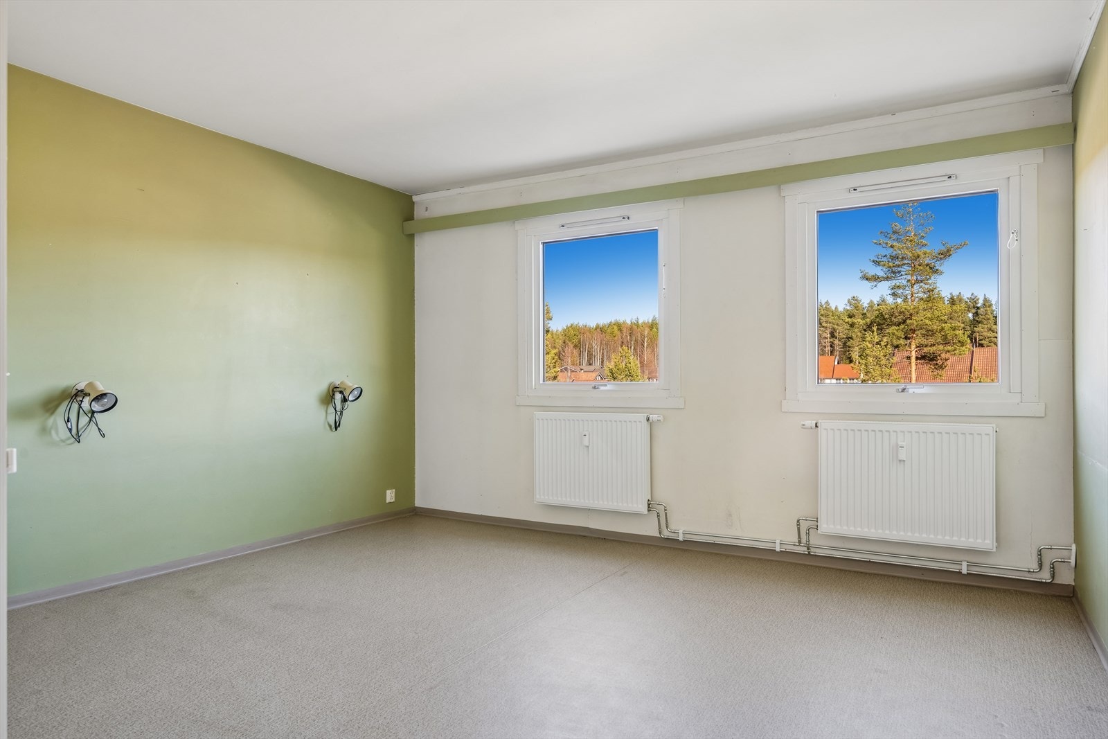 Store vindusflater gir godt med naturlig lys. Vinduene har isolerglass fra 1991 og 1994. Galleribilde