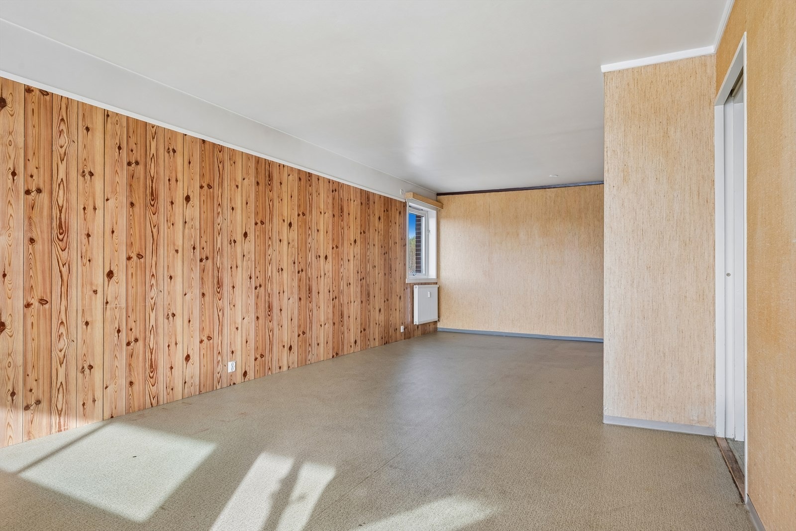 Stuen og spisestuen utgjør et stort, åpent areal med mange møbleringsmuligheter. Galleribilde