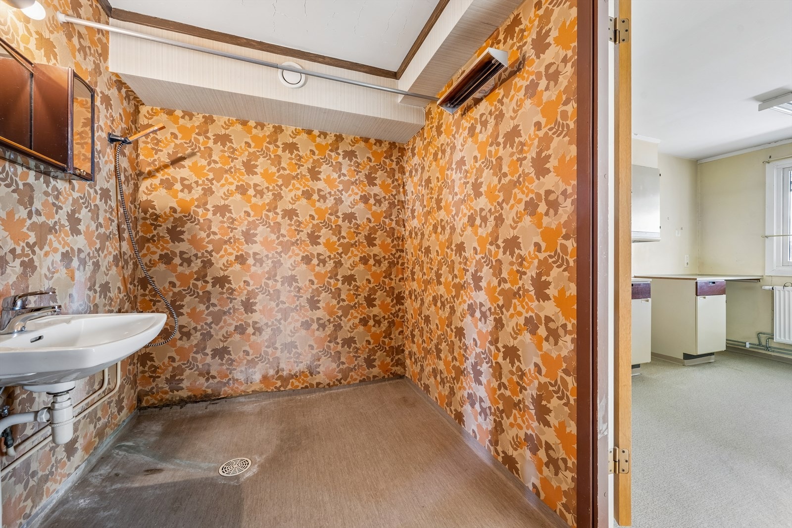 Baderommet er fra byggeåret og har dusjhjørne og servant. Galleribilde