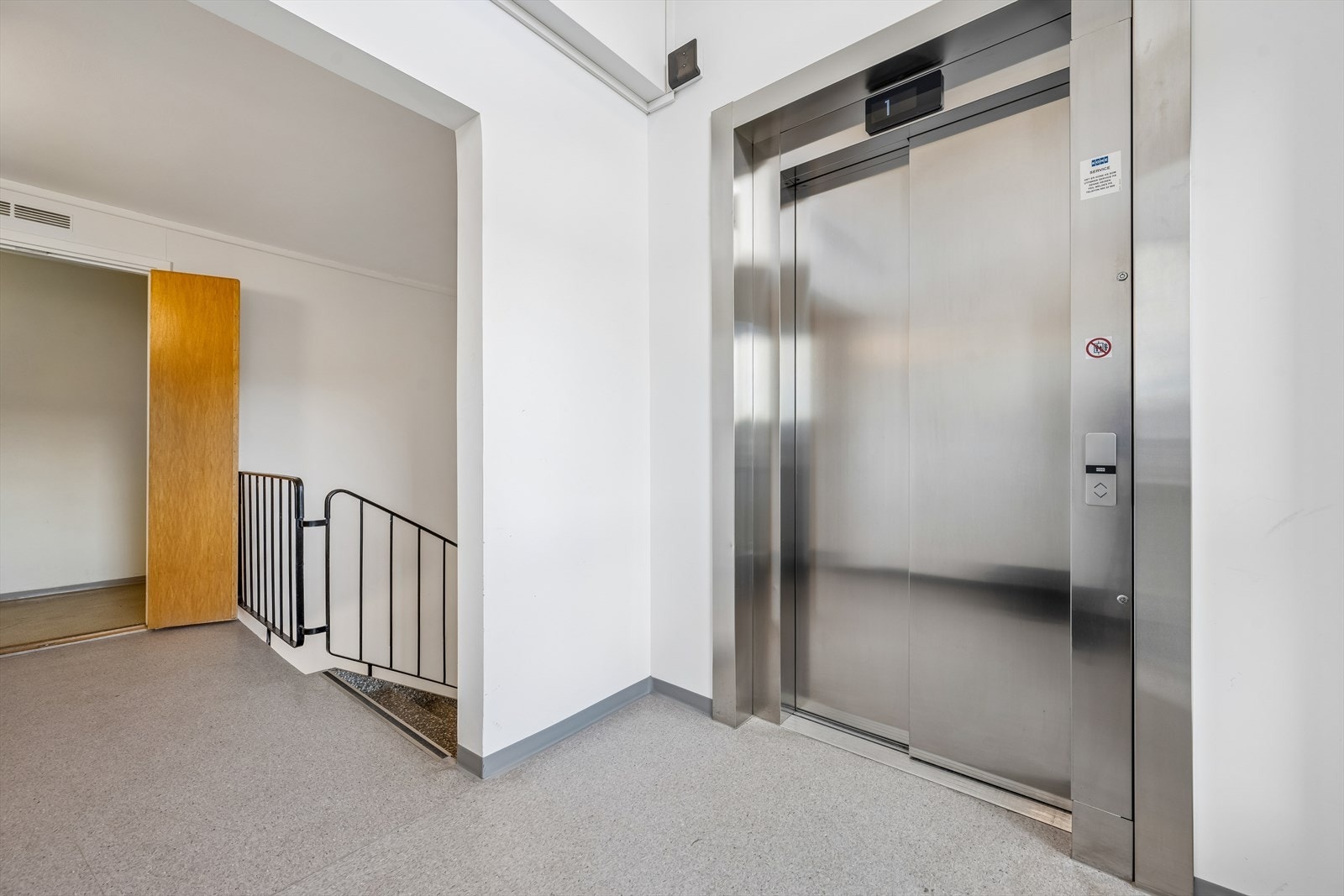 Enkel adkomst til leiligheten i 4. etasje med ny heis. Galleribilde