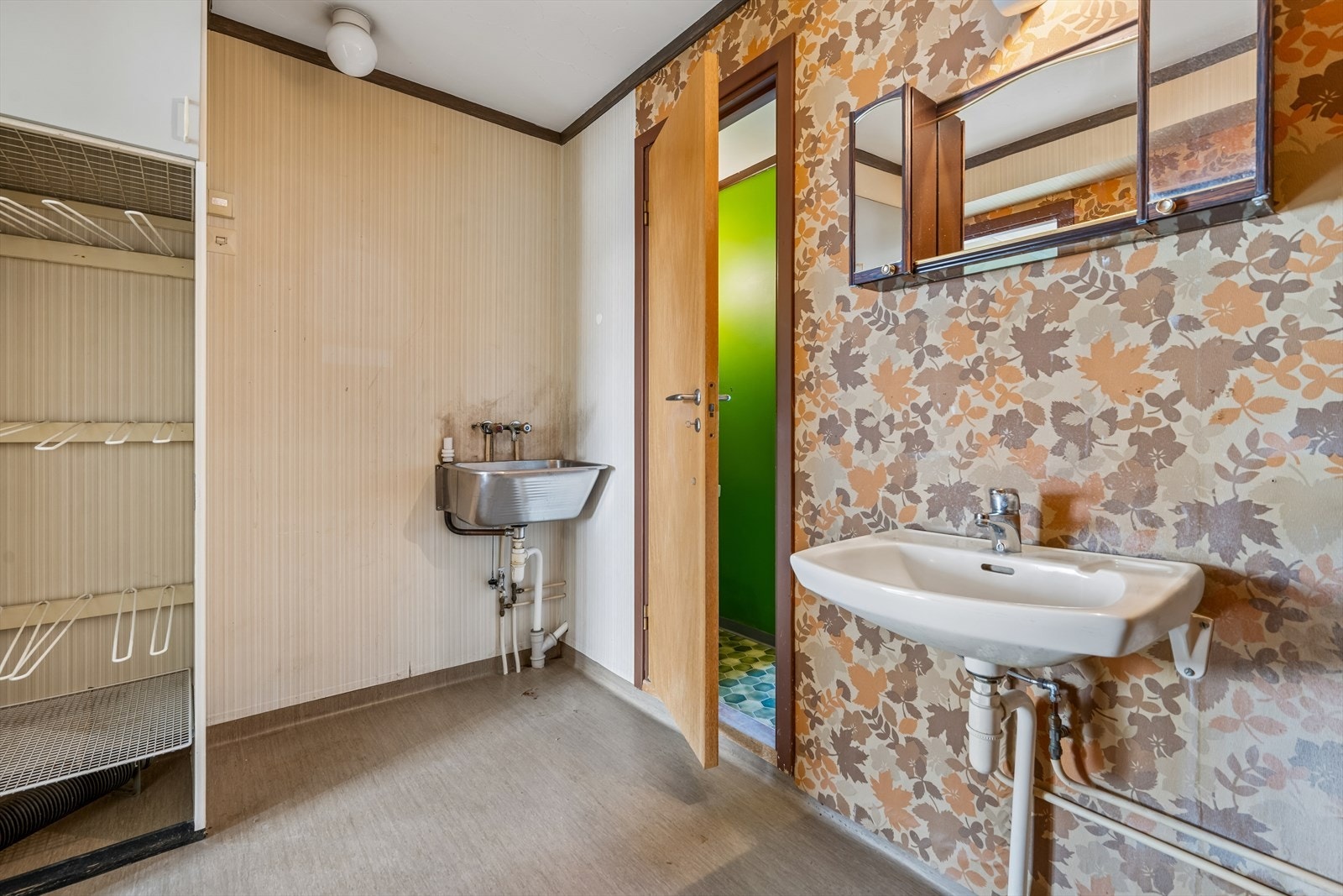 Det er opplegg for vaskemaskin på badet, samt en praktisk utslagsvask i metall. Galleribilde