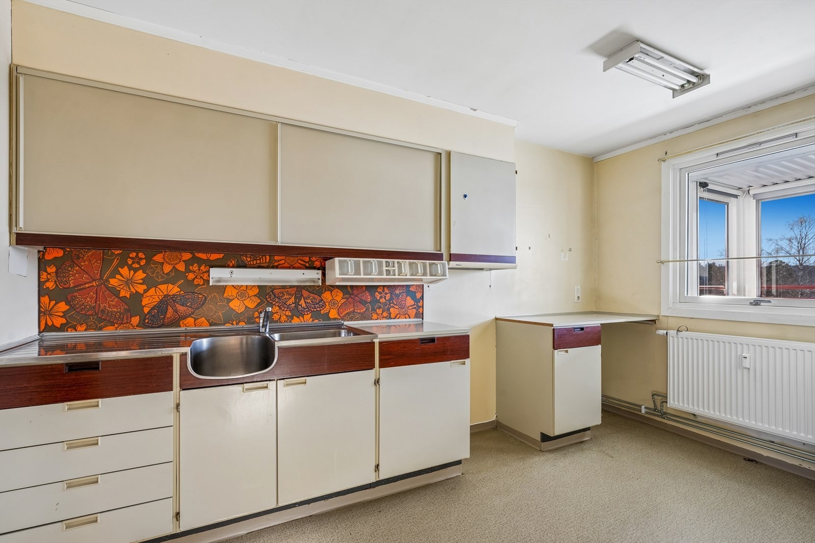 Oppvarming via sentralfyring. Både radiatorer og rørinstallasjoner ble skiftet i perioden 2024/2025. Galleribilde