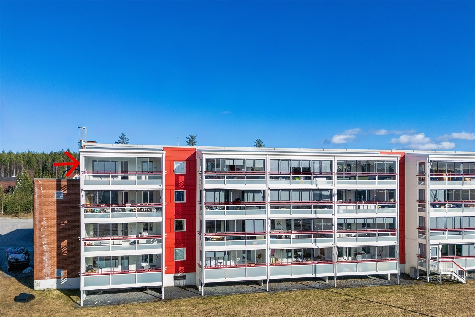 Velkommen til Mastmovegen 43A! Her får du en topp- og endeleilighet med heisadkomst, utsikt og et stort potensial. Galleribilde