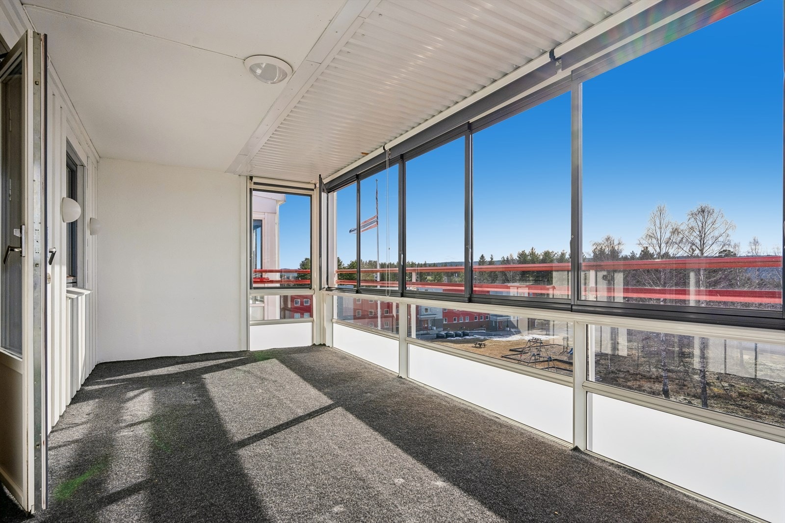 Den romslige, innglassede balkongen på 17 m² utvider stuen og gir et lunt uterom. Galleribilde