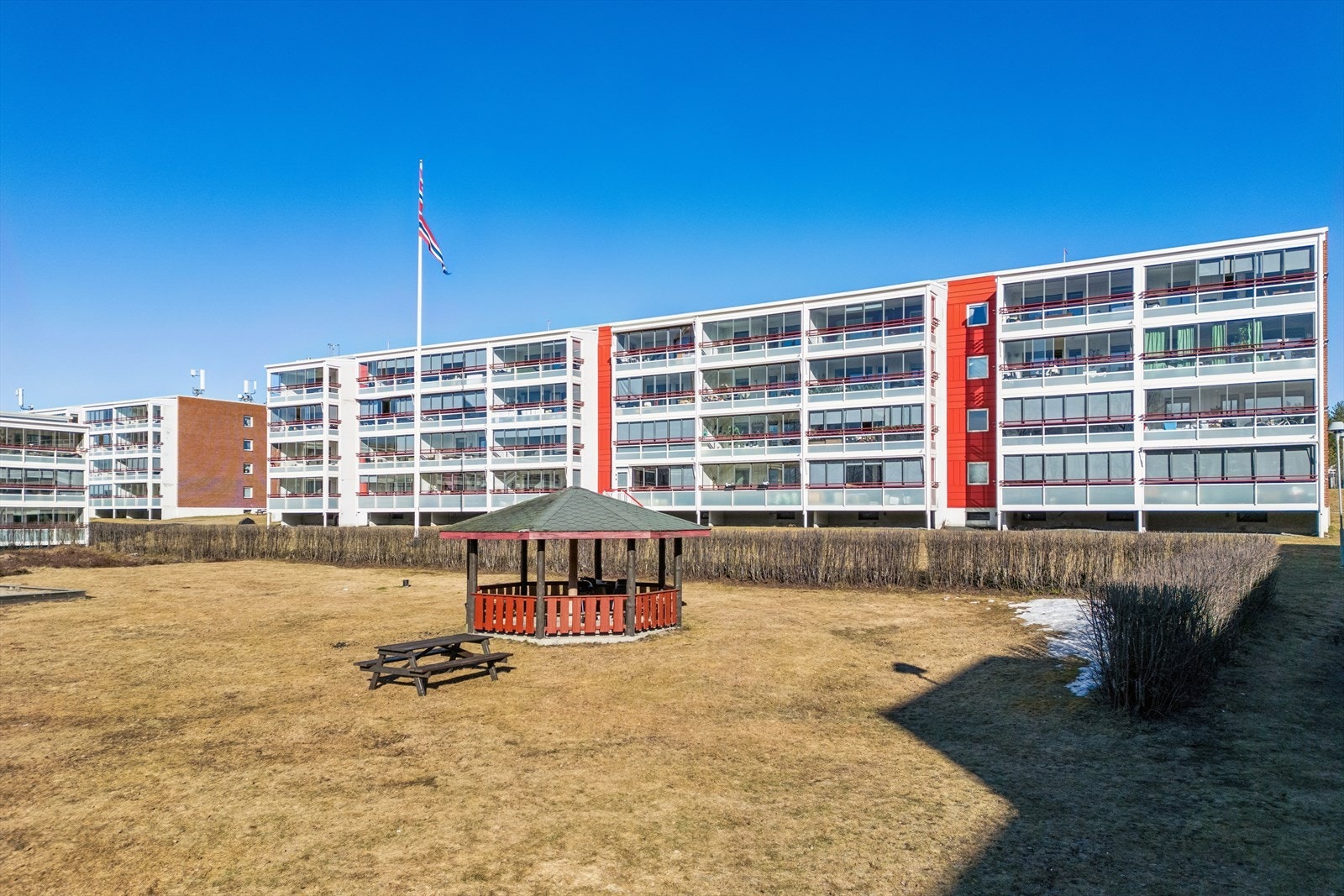 Felles uteområder er pent opparbeidet med plen, beplantning og felles sitteplasser. Galleribilde